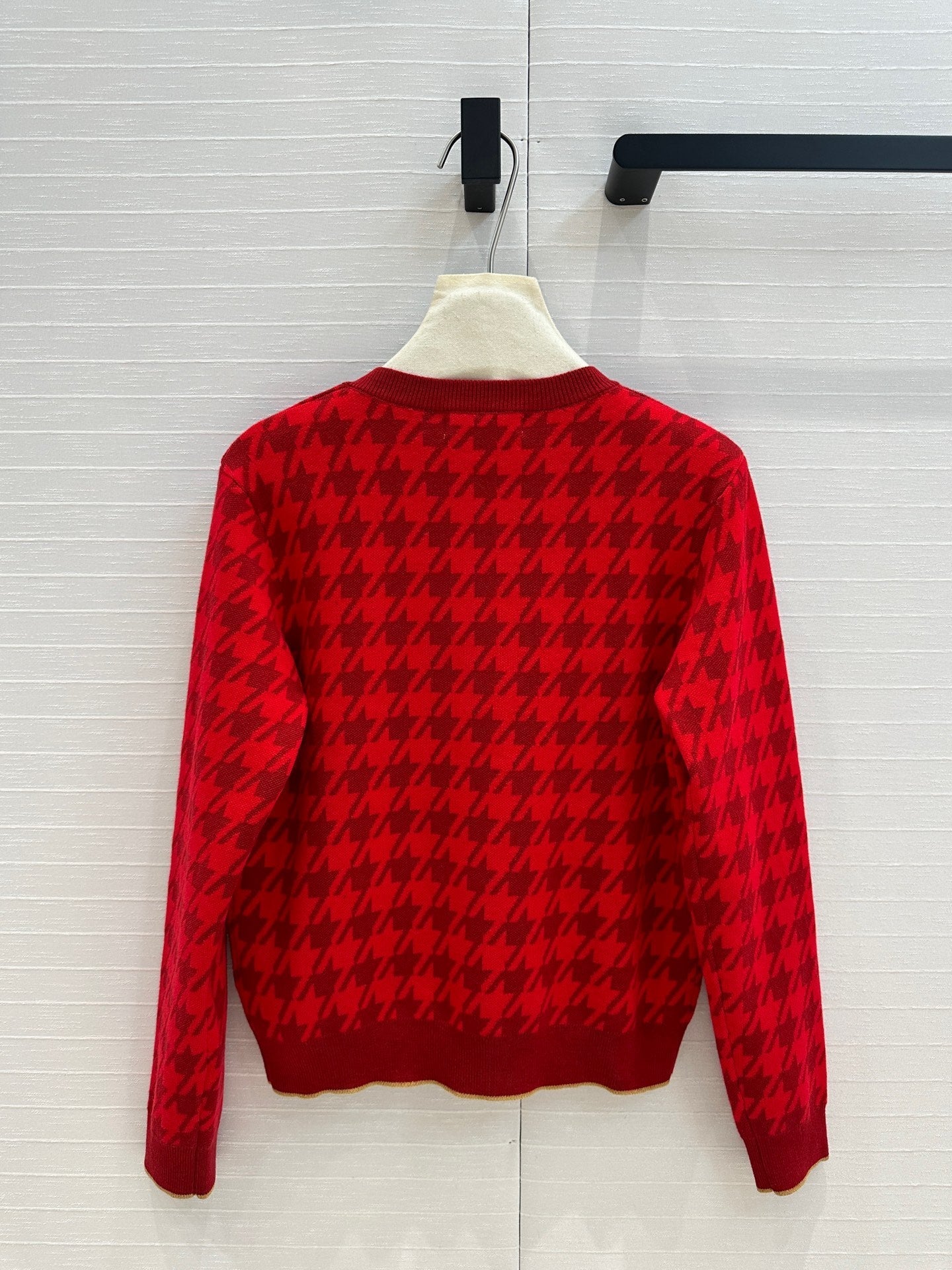 Gold-trimmed houndstooth knitted cardigan