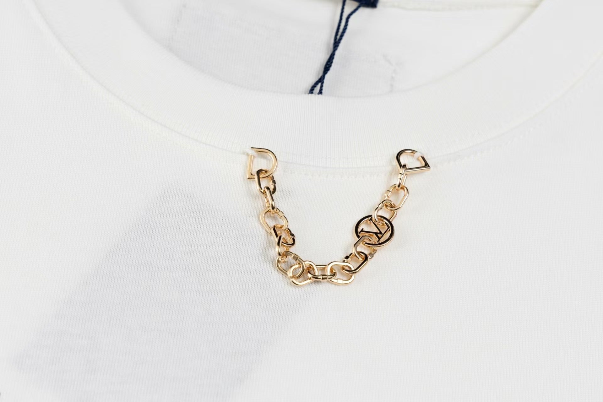 L's  worn-out letter necklace round neck short sleeve