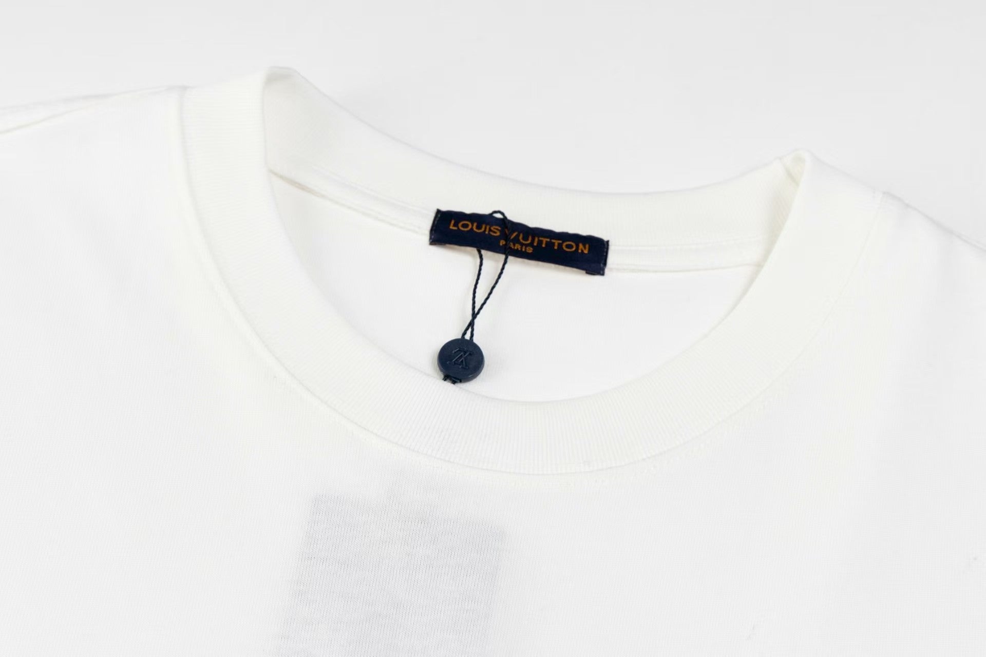 L's  worn-out letter necklace round neck short sleeve