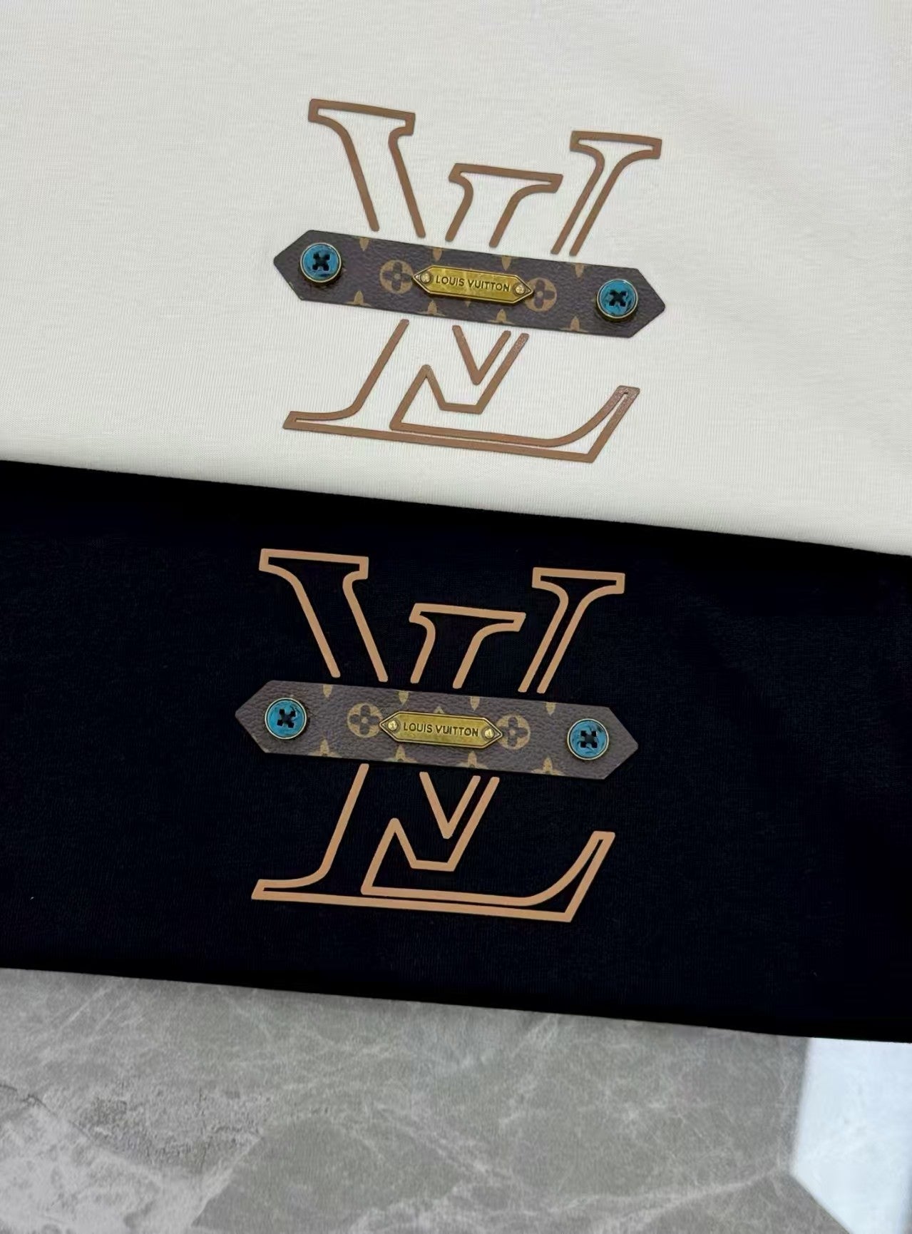 L's2025's latest leather and metal logo pendant T-shirt