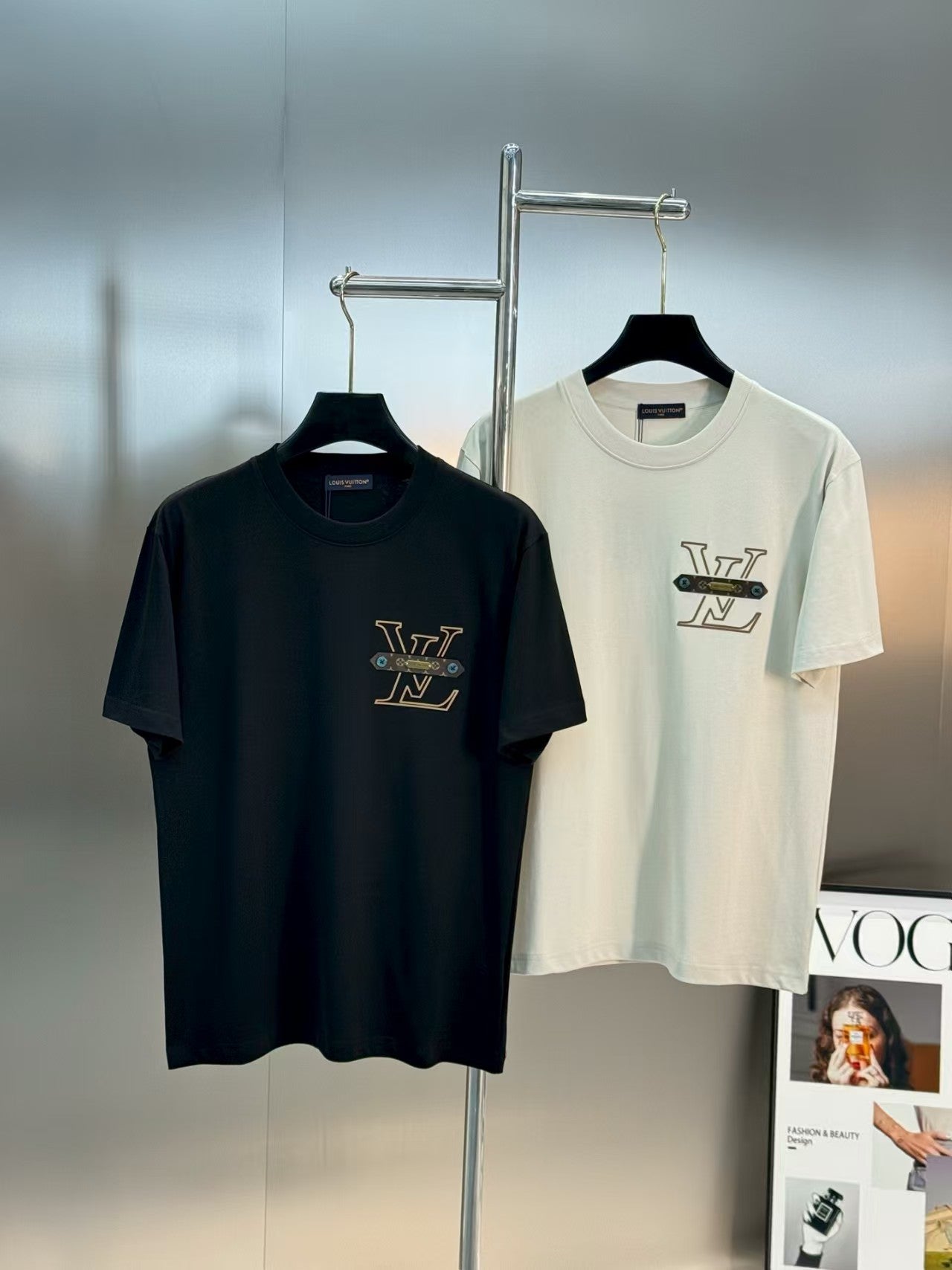 L's2025's latest leather and metal logo pendant T-shirt