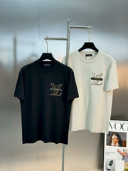 L's2025's latest leather and metal logo pendant T-shirt