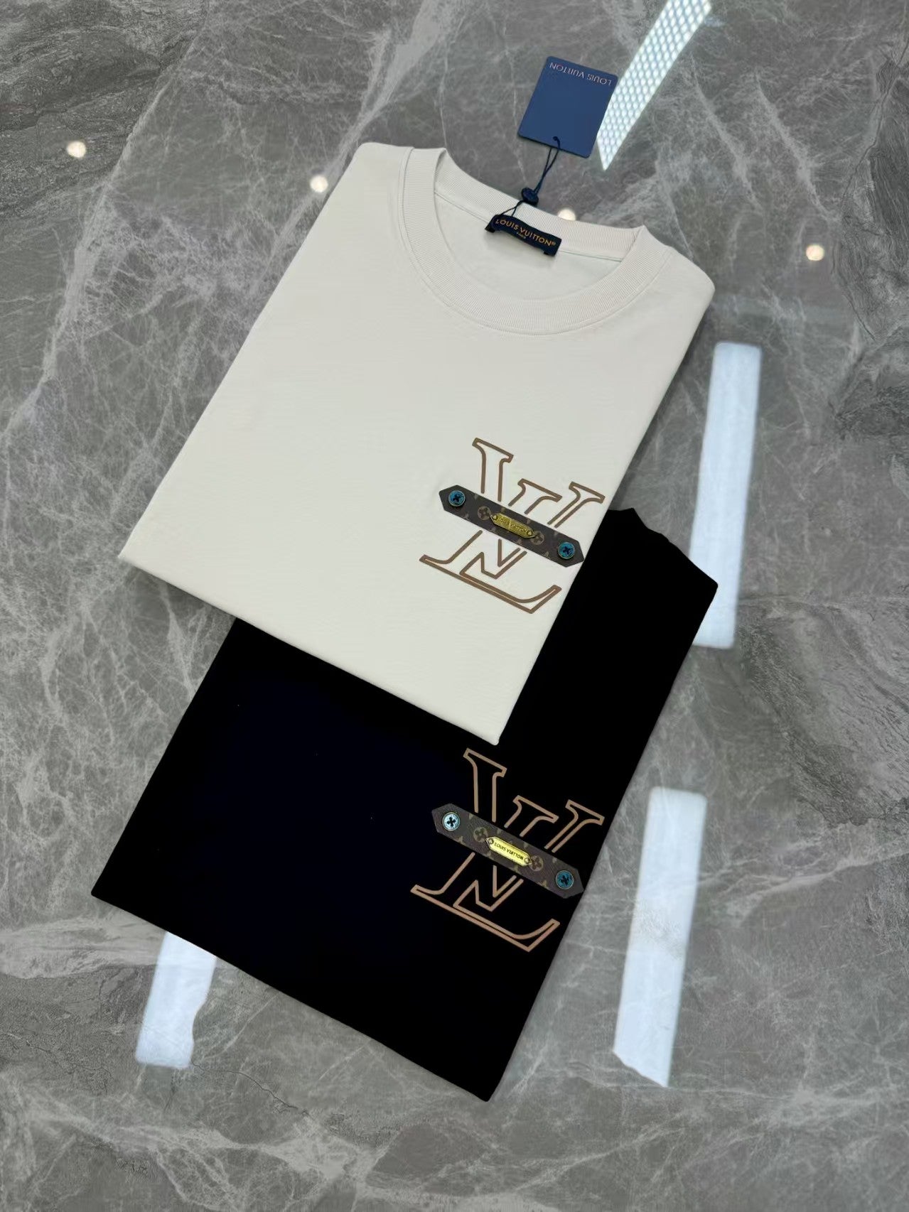 L's2025's latest leather and metal logo pendant T-shirt
