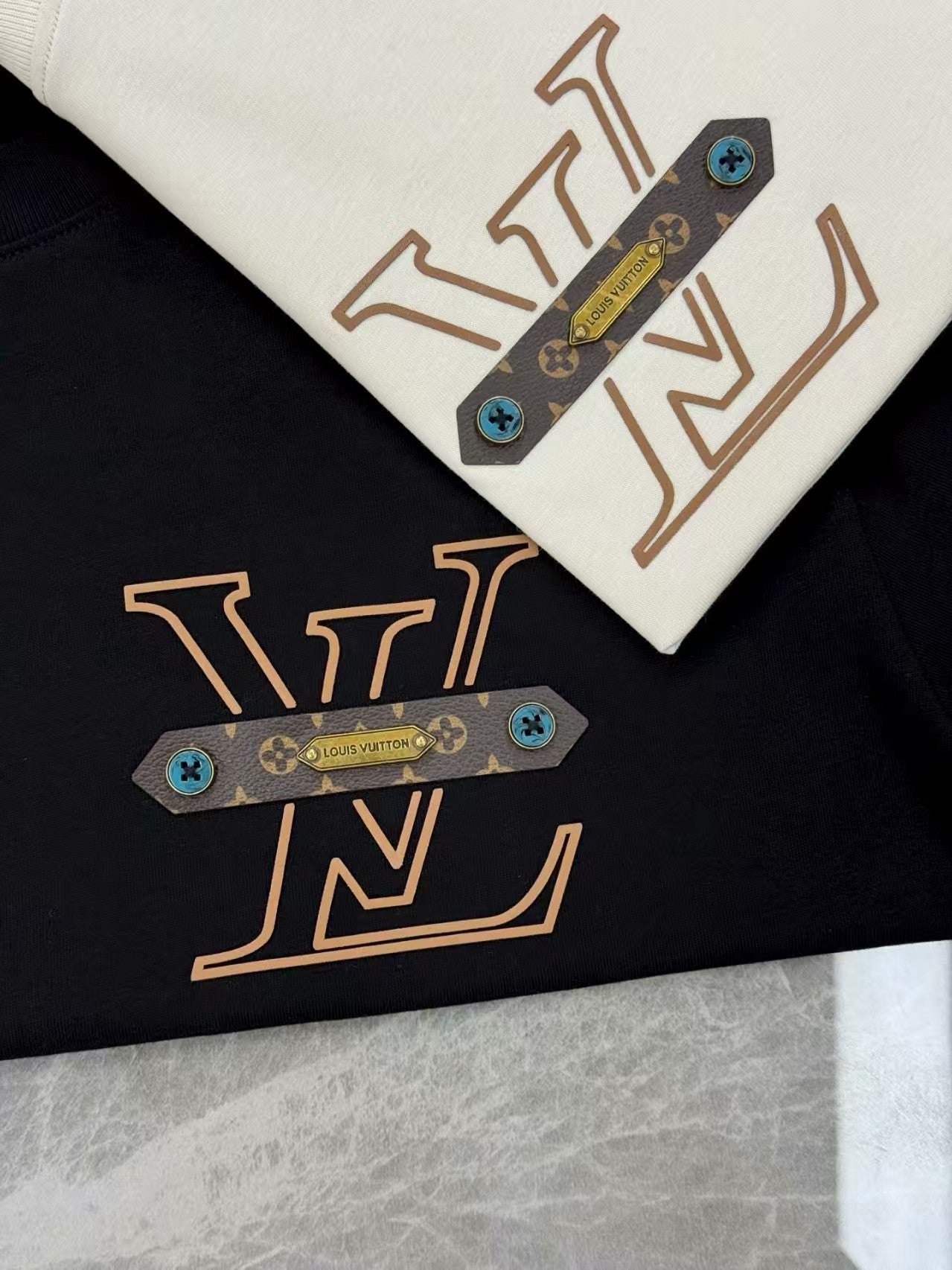 L's2025's latest leather and metal logo pendant T-shirt