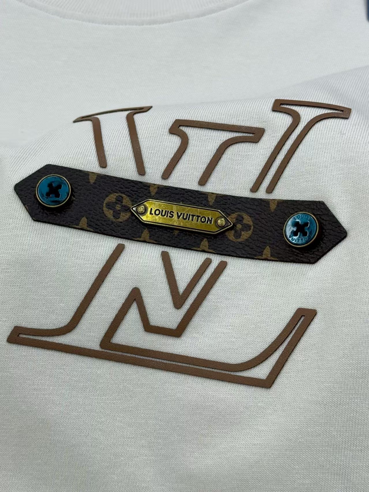 L's2025's latest leather and metal logo pendant T-shirt