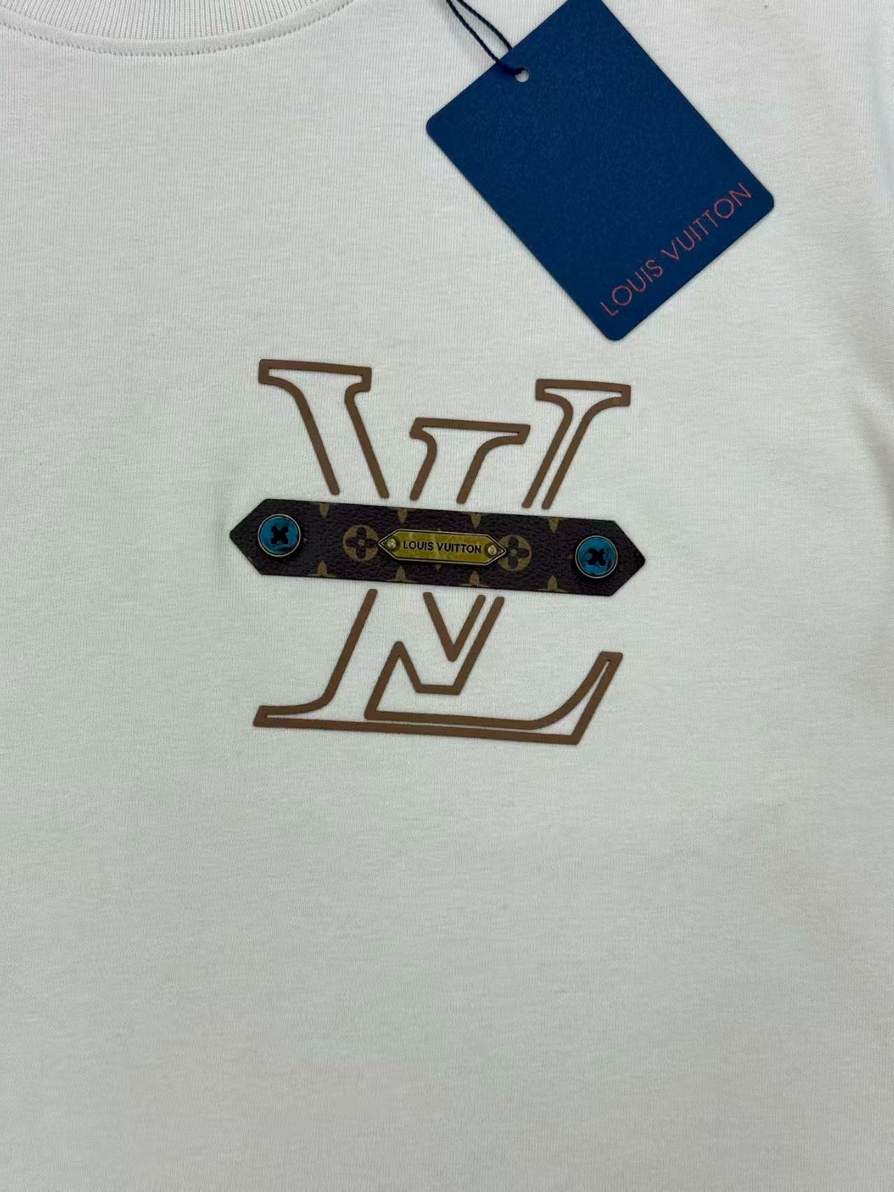 L's2025's latest leather and metal logo pendant T-shirt