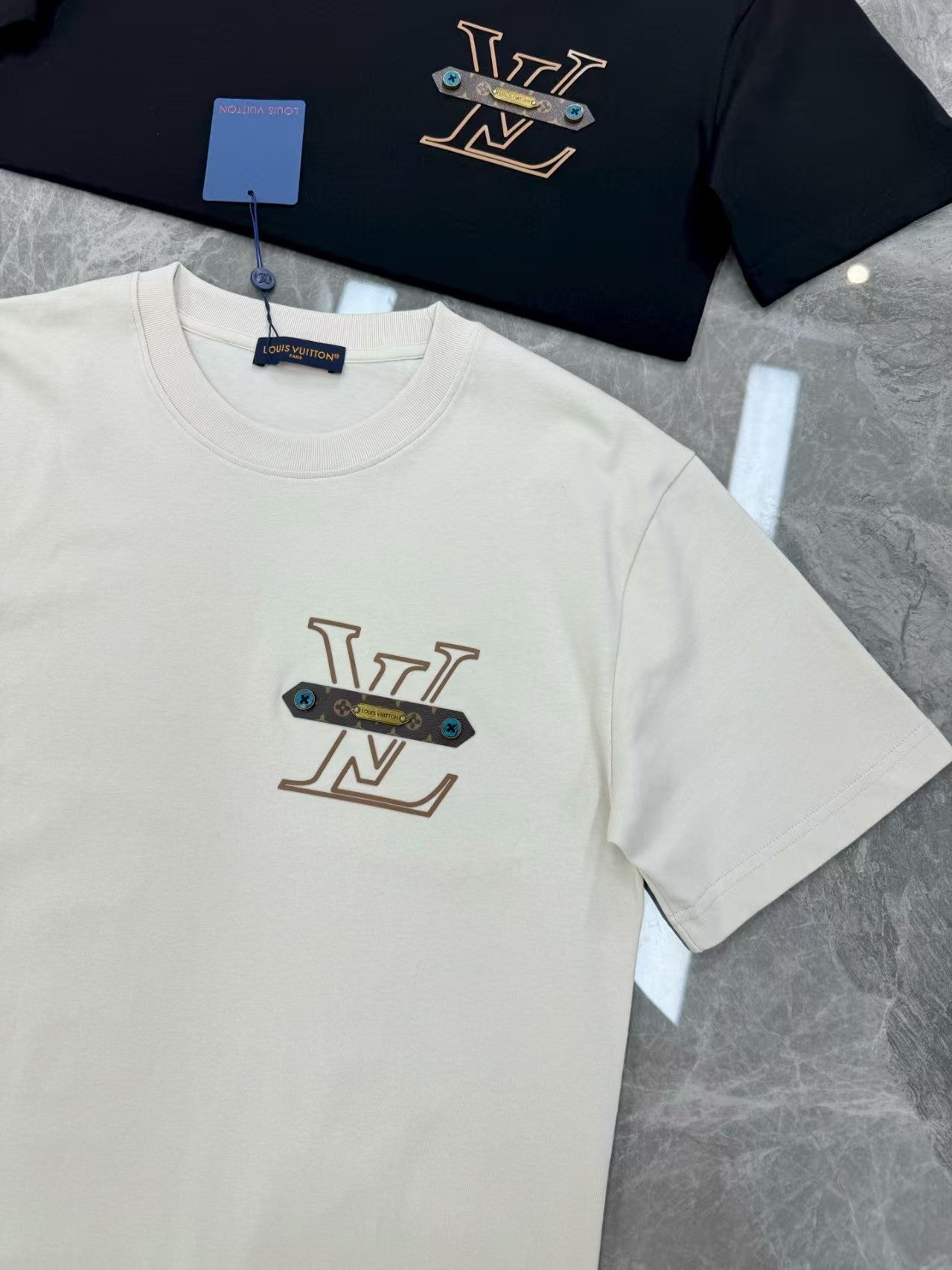 L's2025's latest leather and metal logo pendant T-shirt
