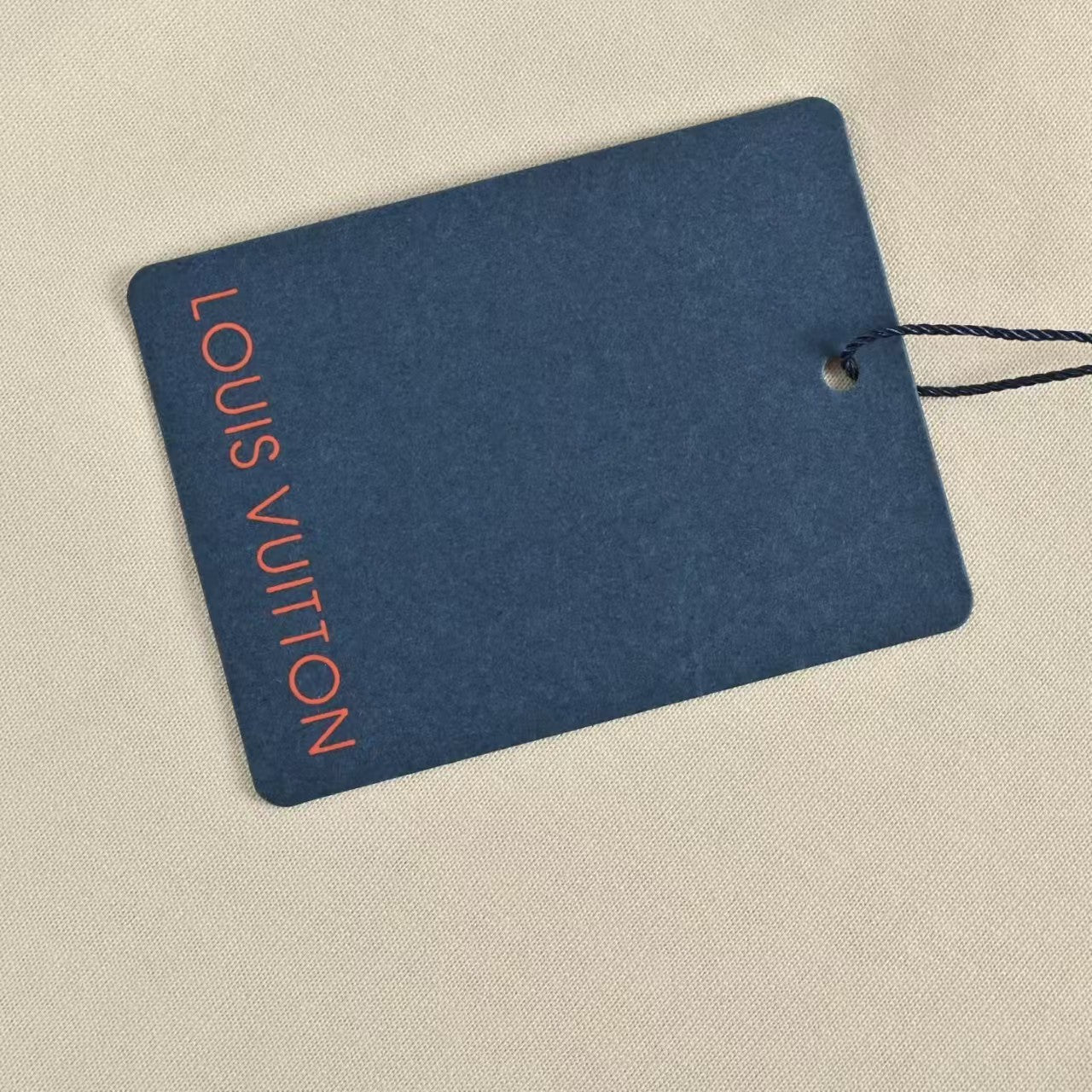 L's2025's latest leather and metal logo pendant T-shirt
