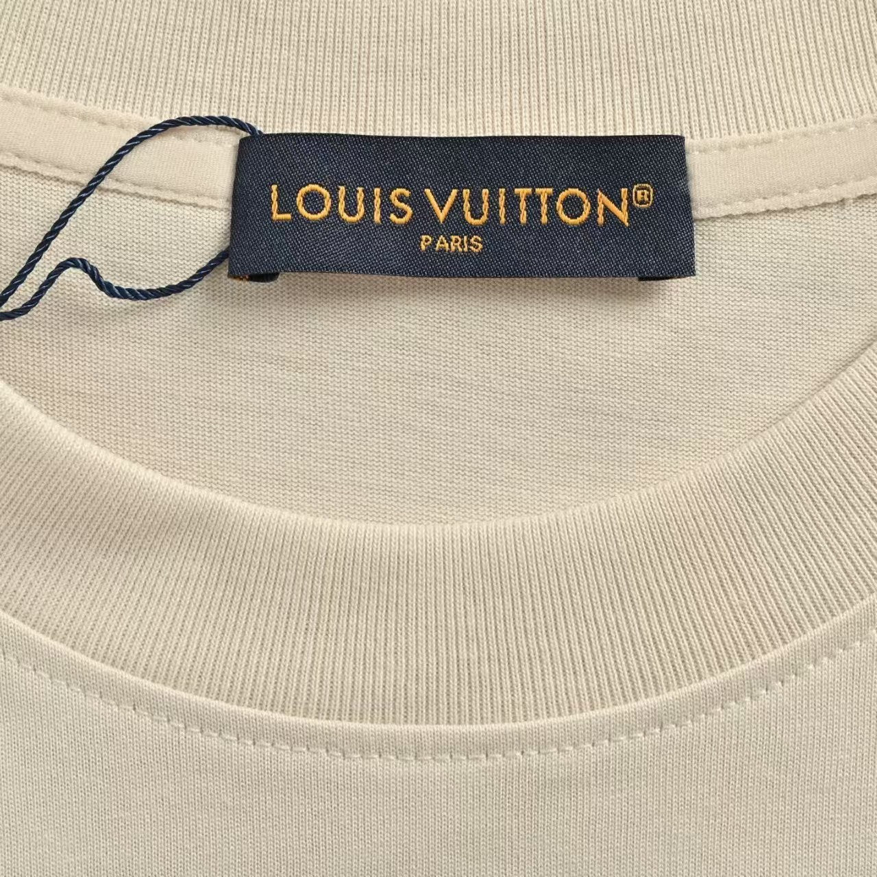 L's2025's latest leather and metal logo pendant T-shirt