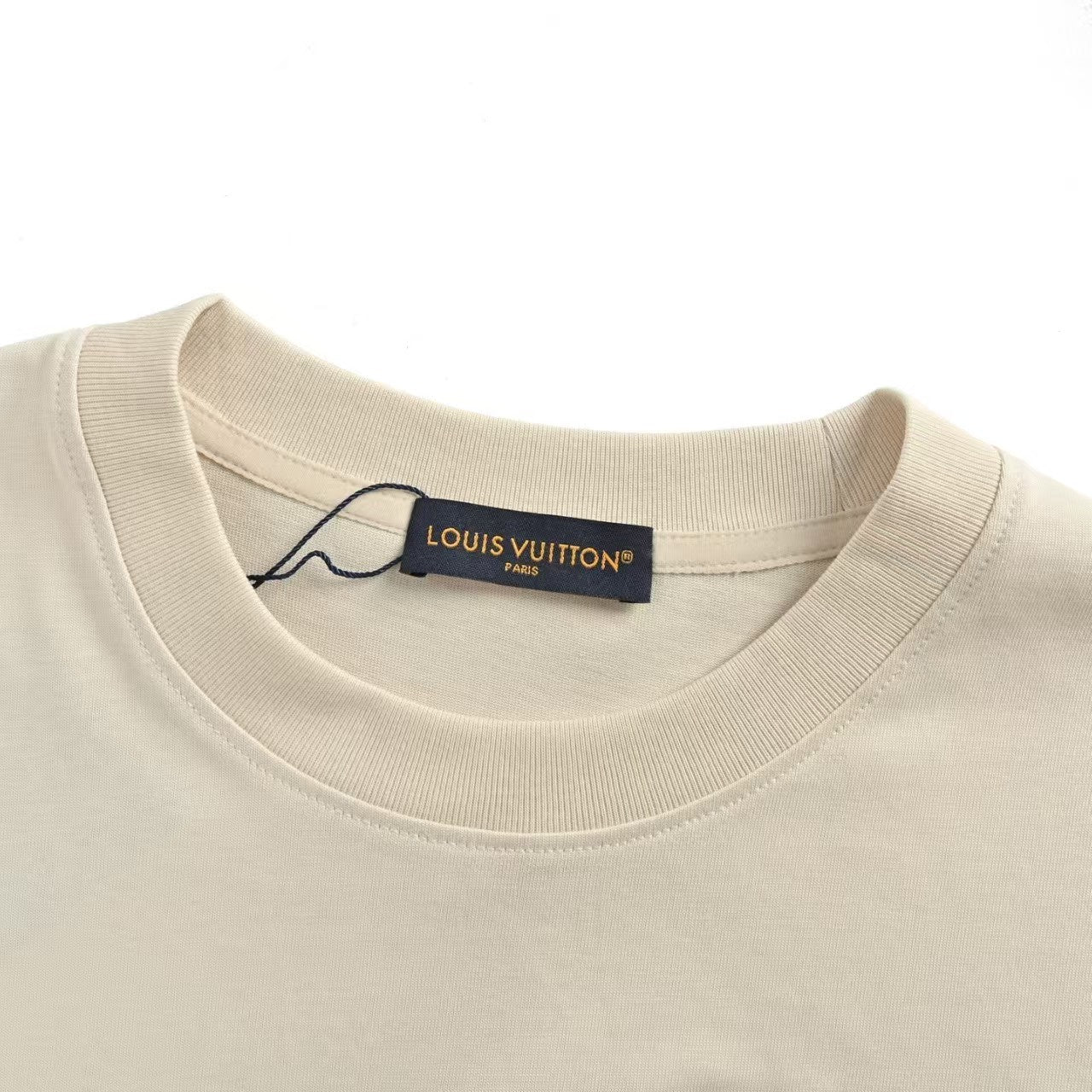 L's2025's latest leather and metal logo pendant T-shirt