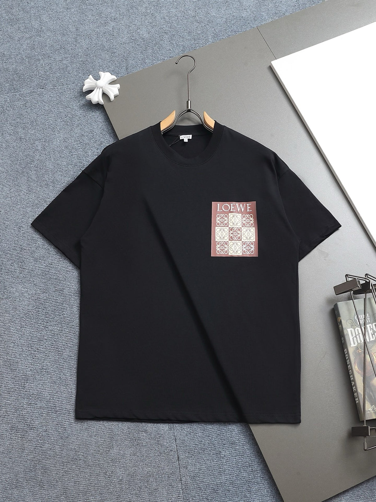 Lo's classic style T-shirt with printed logo pocket
