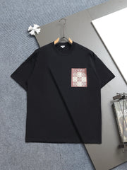 Lo's classic style T-shirt with printed logo pocket