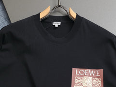 Lo's classic style T-shirt with printed logo pocket