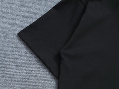 Lo's classic style T-shirt with printed logo pocket