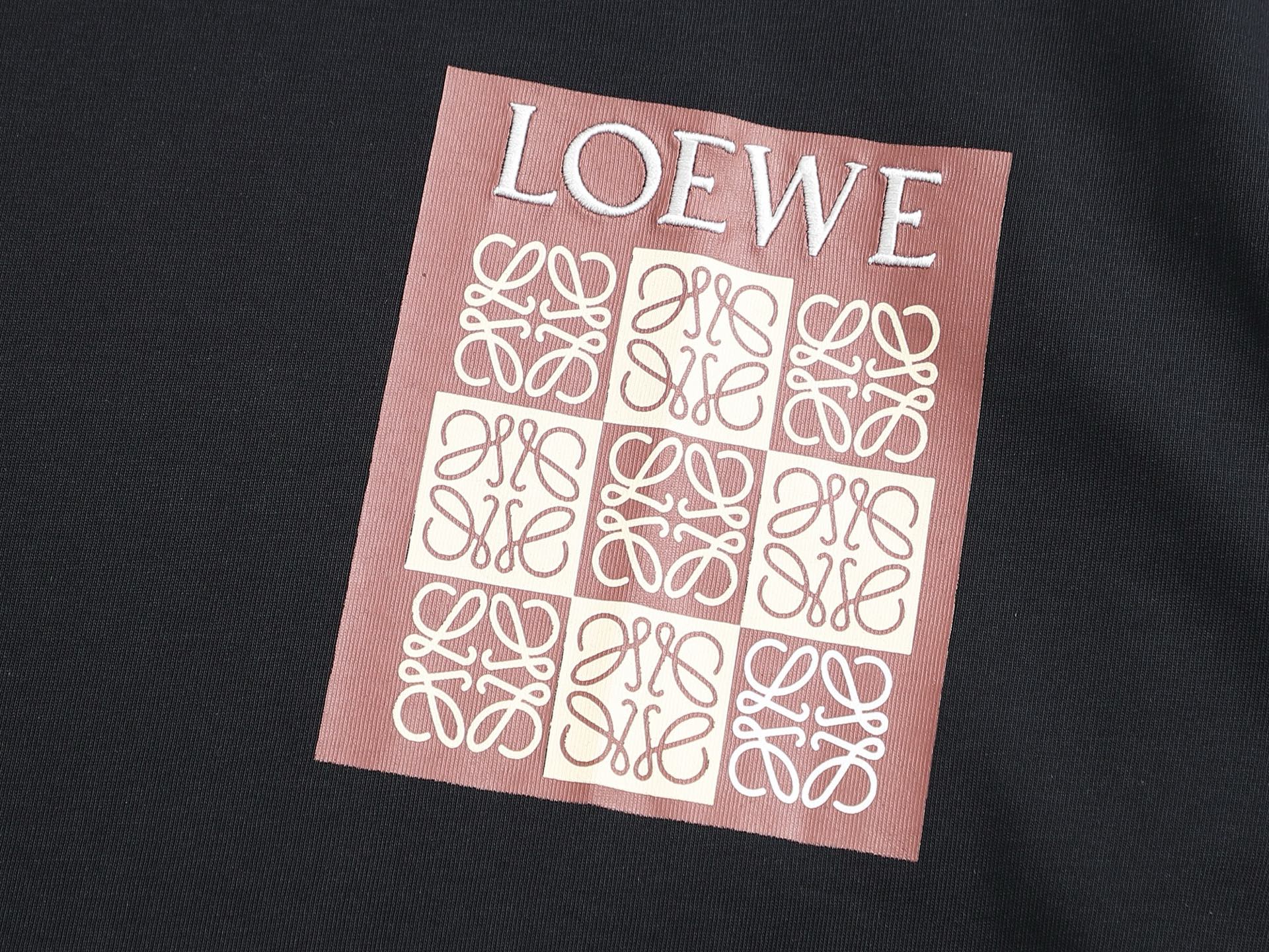 Lo's classic style T-shirt with printed logo pocket