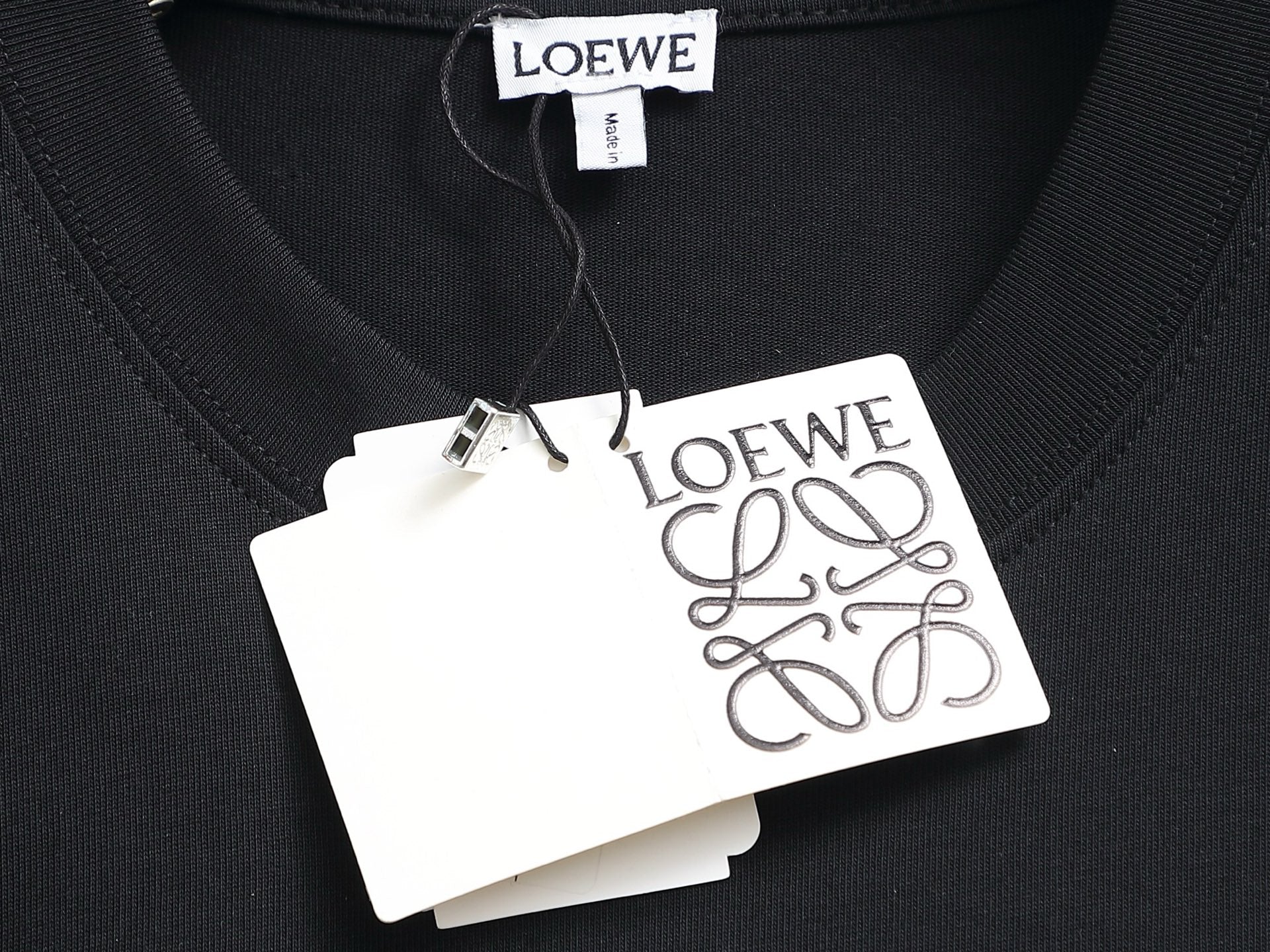 Lo's classic style T-shirt with printed logo pocket
