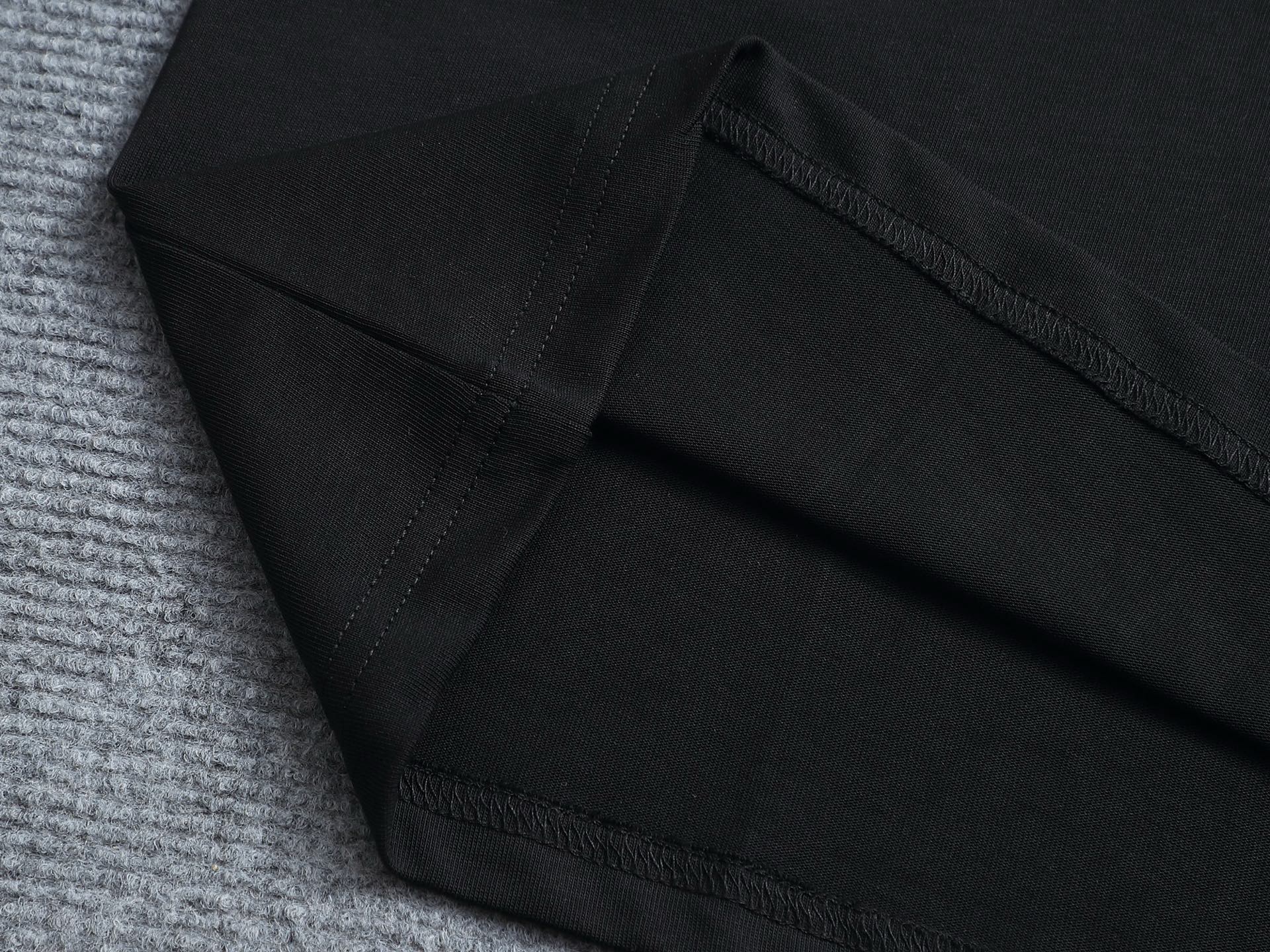 Lo's classic style T-shirt with printed logo pocket