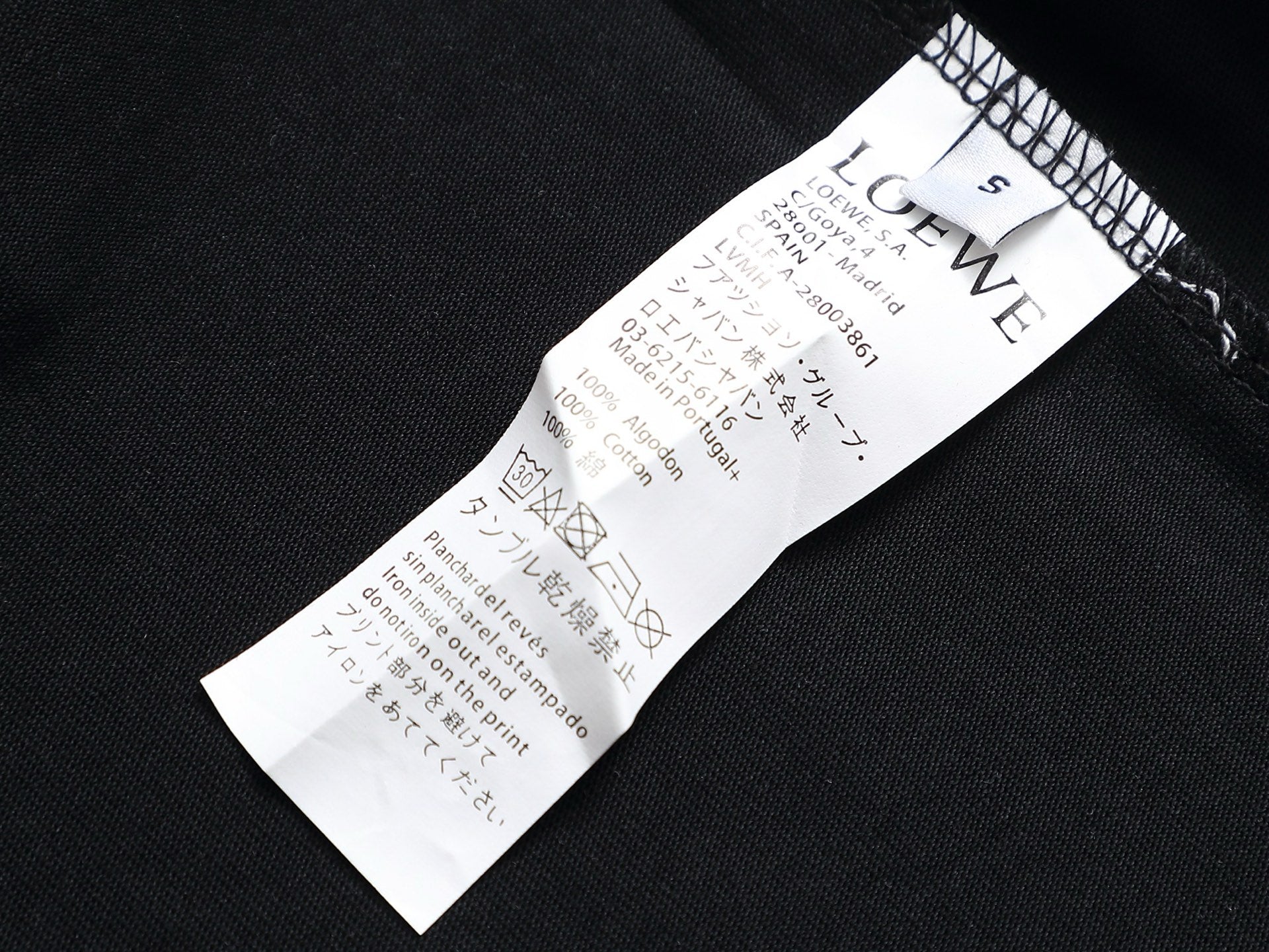 Lo's classic style T-shirt with printed logo pocket