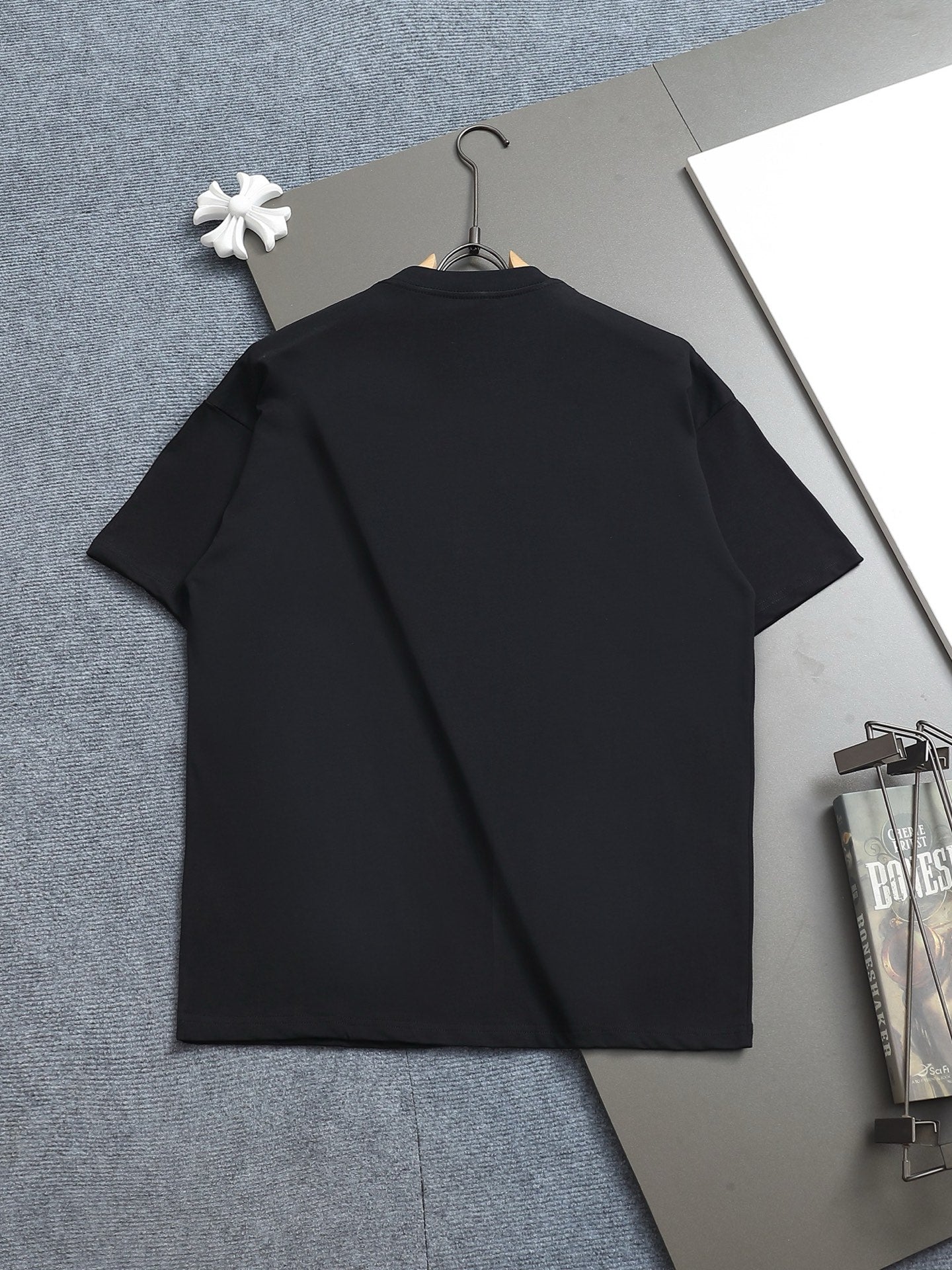 Lo's classic style T-shirt with printed logo pocket