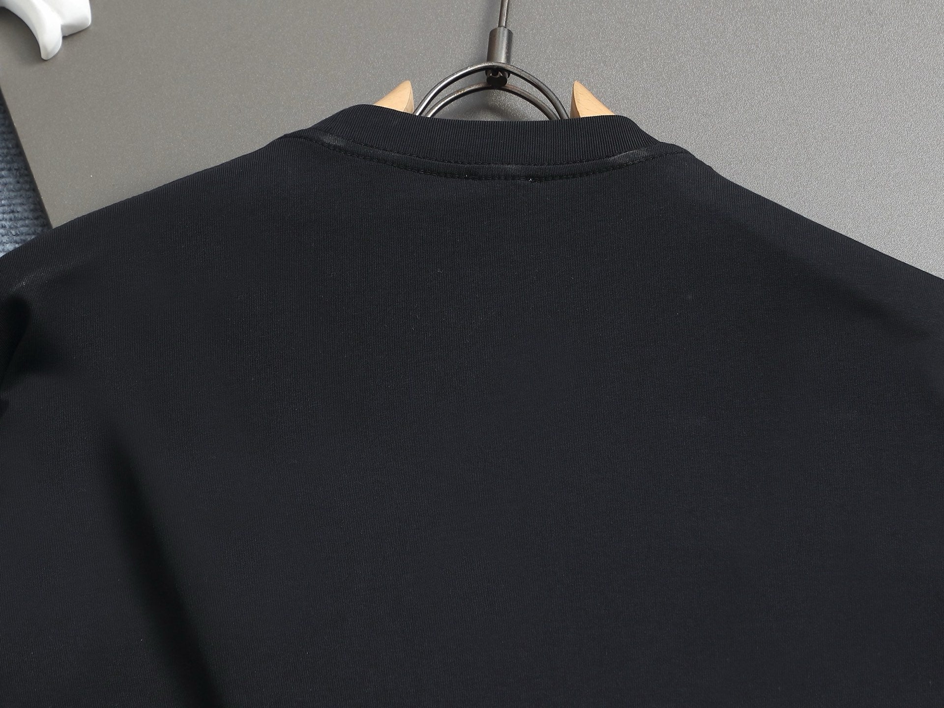 Lo's classic style T-shirt with printed logo pocket