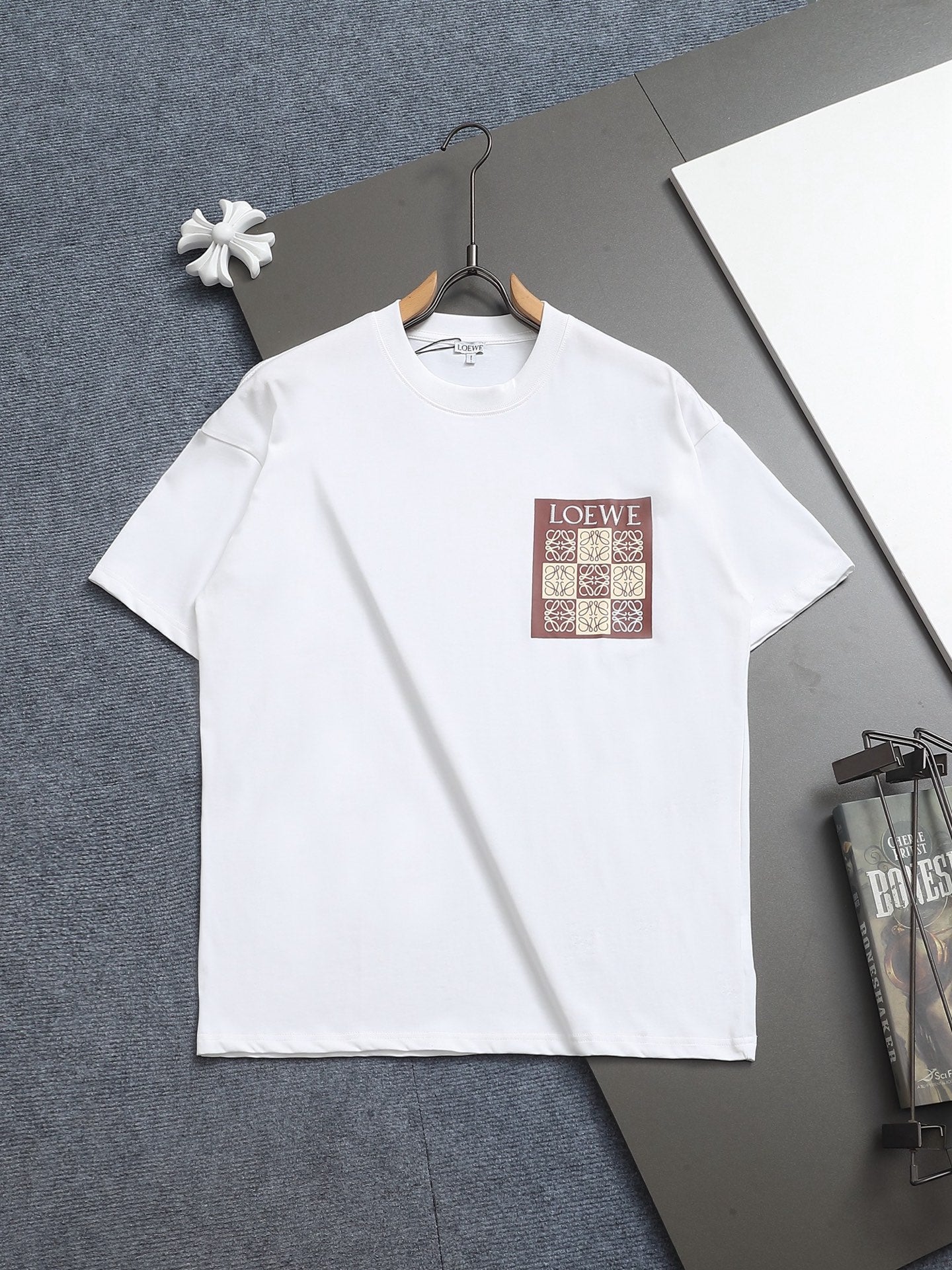 Lo's classic style T-shirt with printed logo pocket