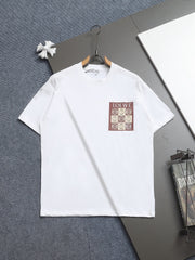 Lo's classic style T-shirt with printed logo pocket