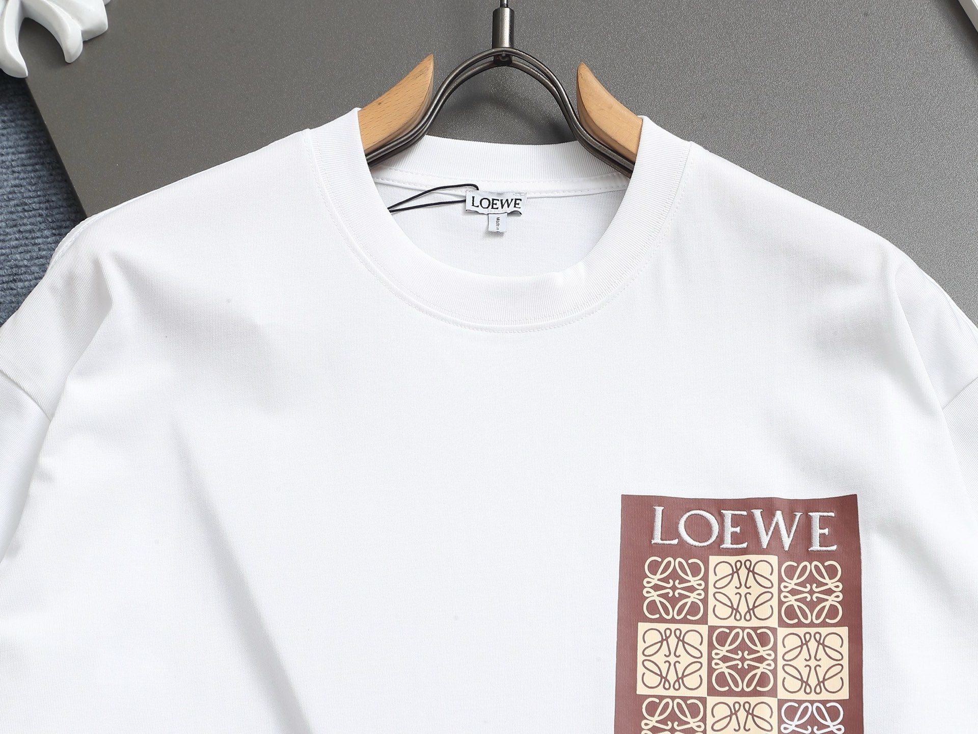 Lo's classic style T-shirt with printed logo pocket