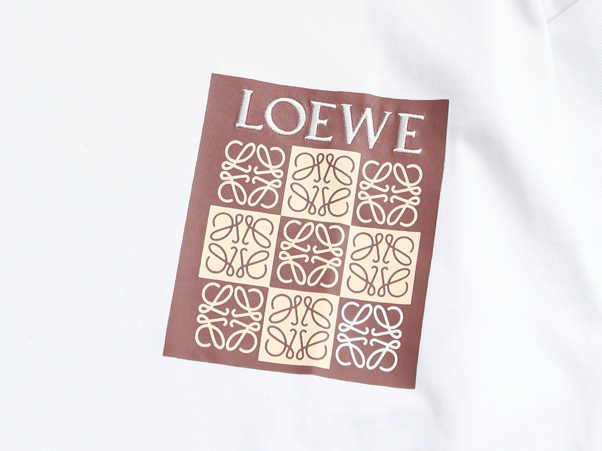 Lo's classic style T-shirt with printed logo pocket