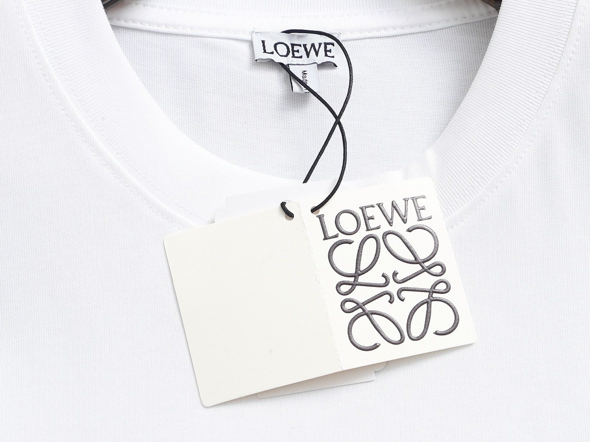 Lo's classic style T-shirt with printed logo pocket