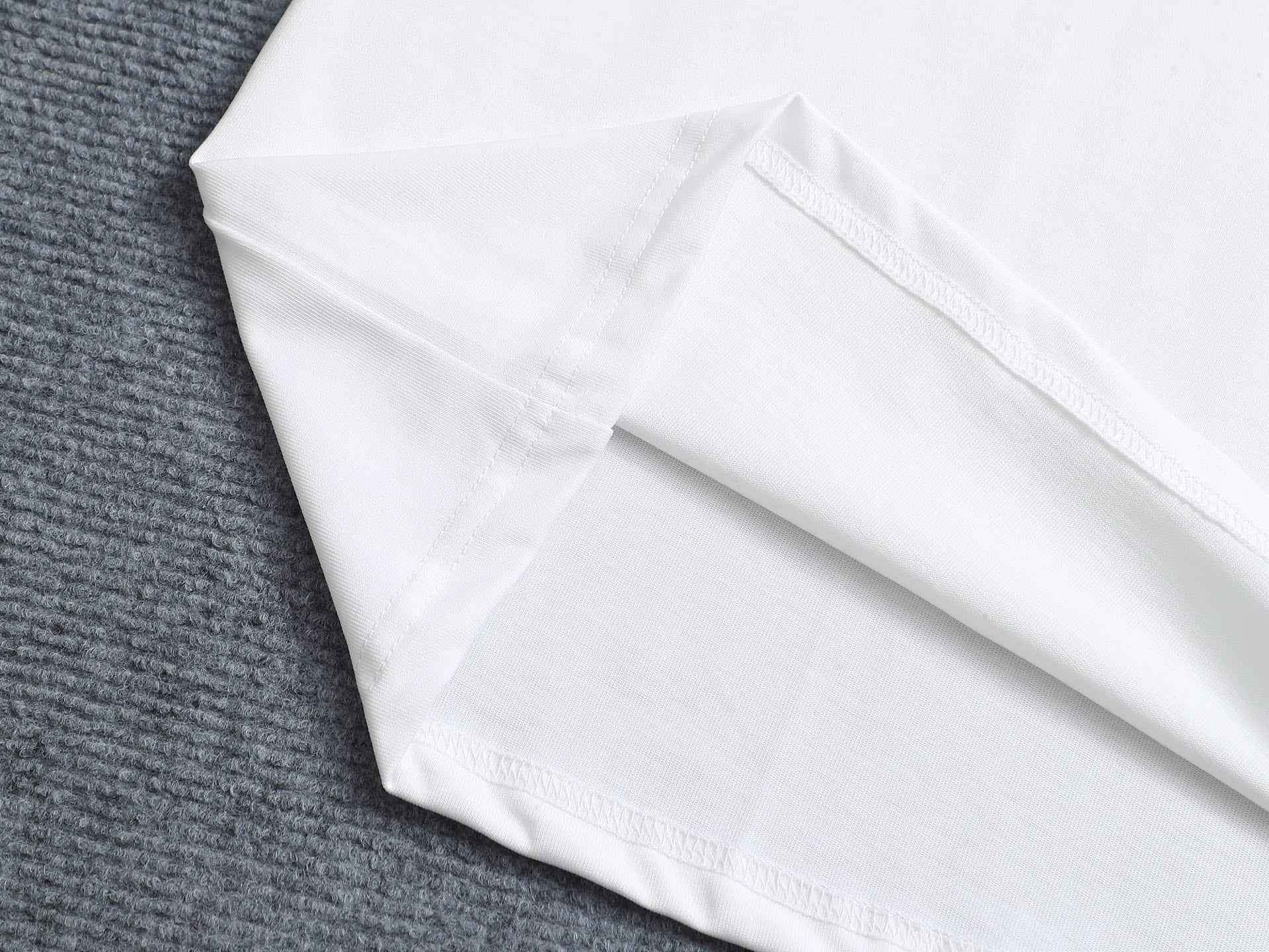Lo's classic style T-shirt with printed logo pocket