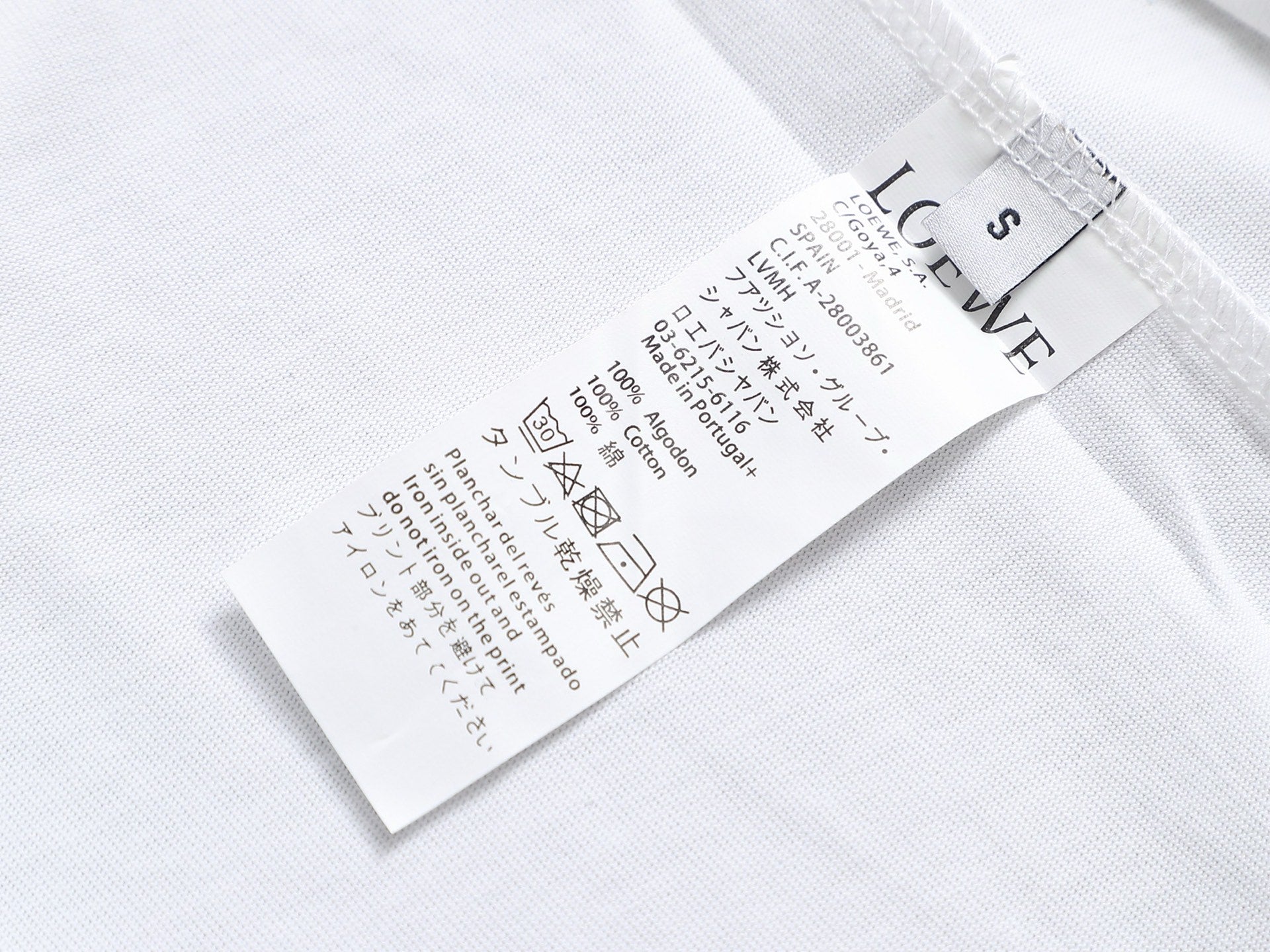 Lo's classic style T-shirt with printed logo pocket