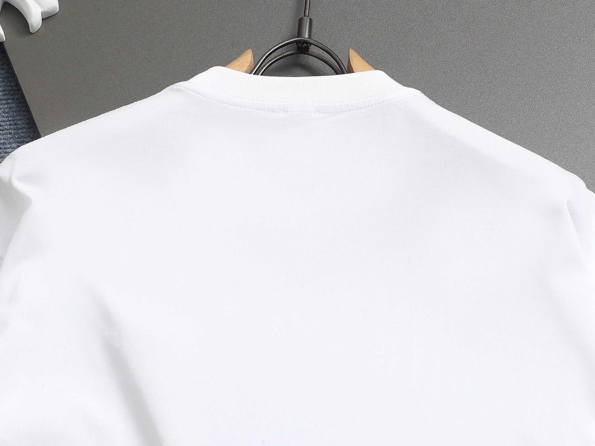 Lo's classic style T-shirt with printed logo pocket
