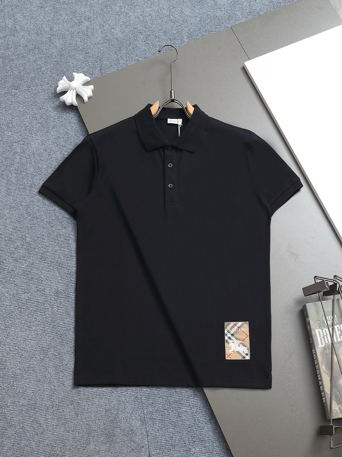 Bu's 2025 features a trendy wide collar and button-down polo shirt