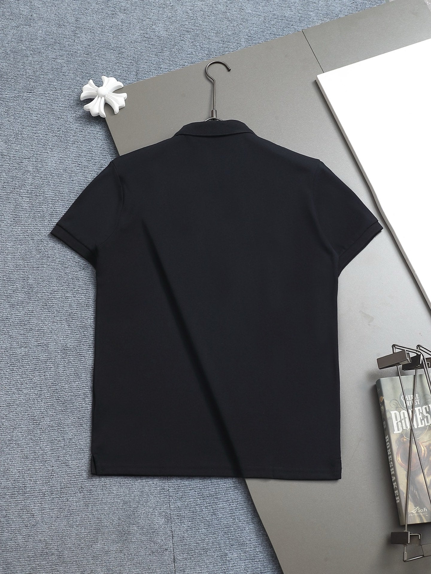 Bu's 2025 features a trendy wide collar and button-down polo shirt
