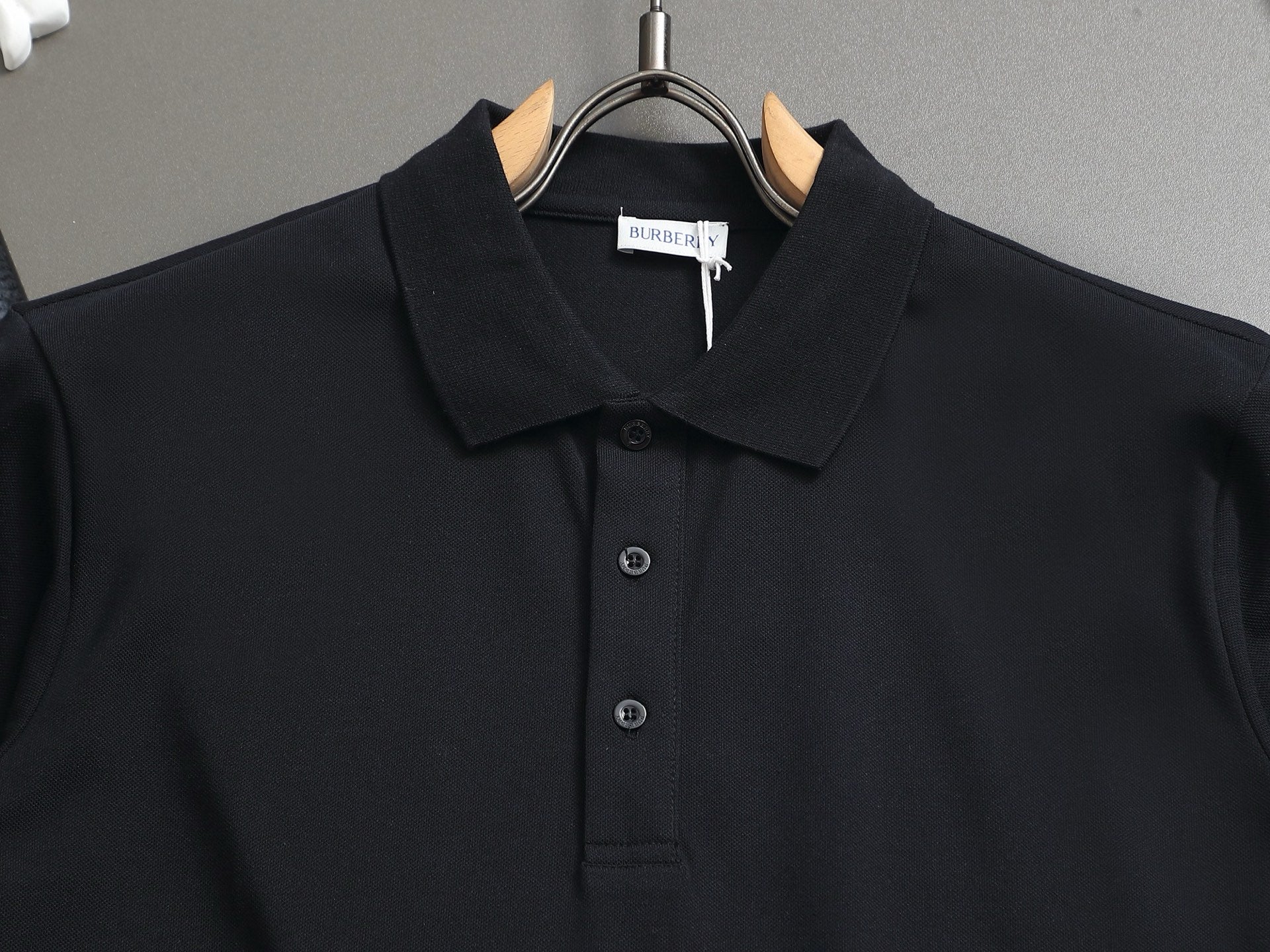 Bu's 2025 features a trendy wide collar and button-down polo shirt