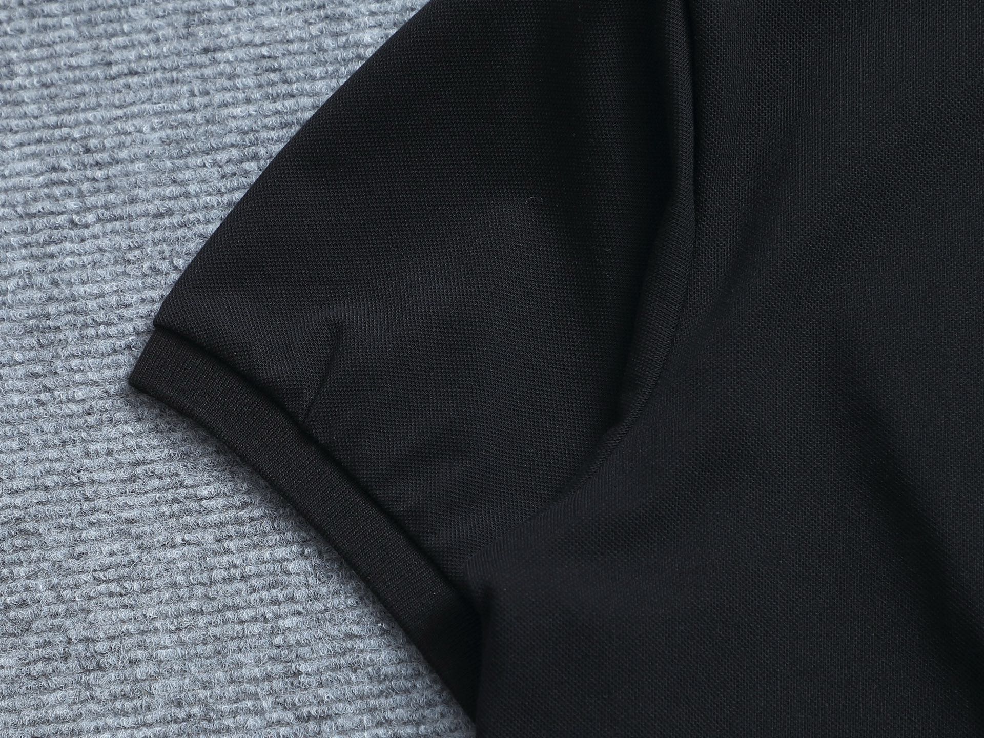 Bu's 2025 features a trendy wide collar and button-down polo shirt