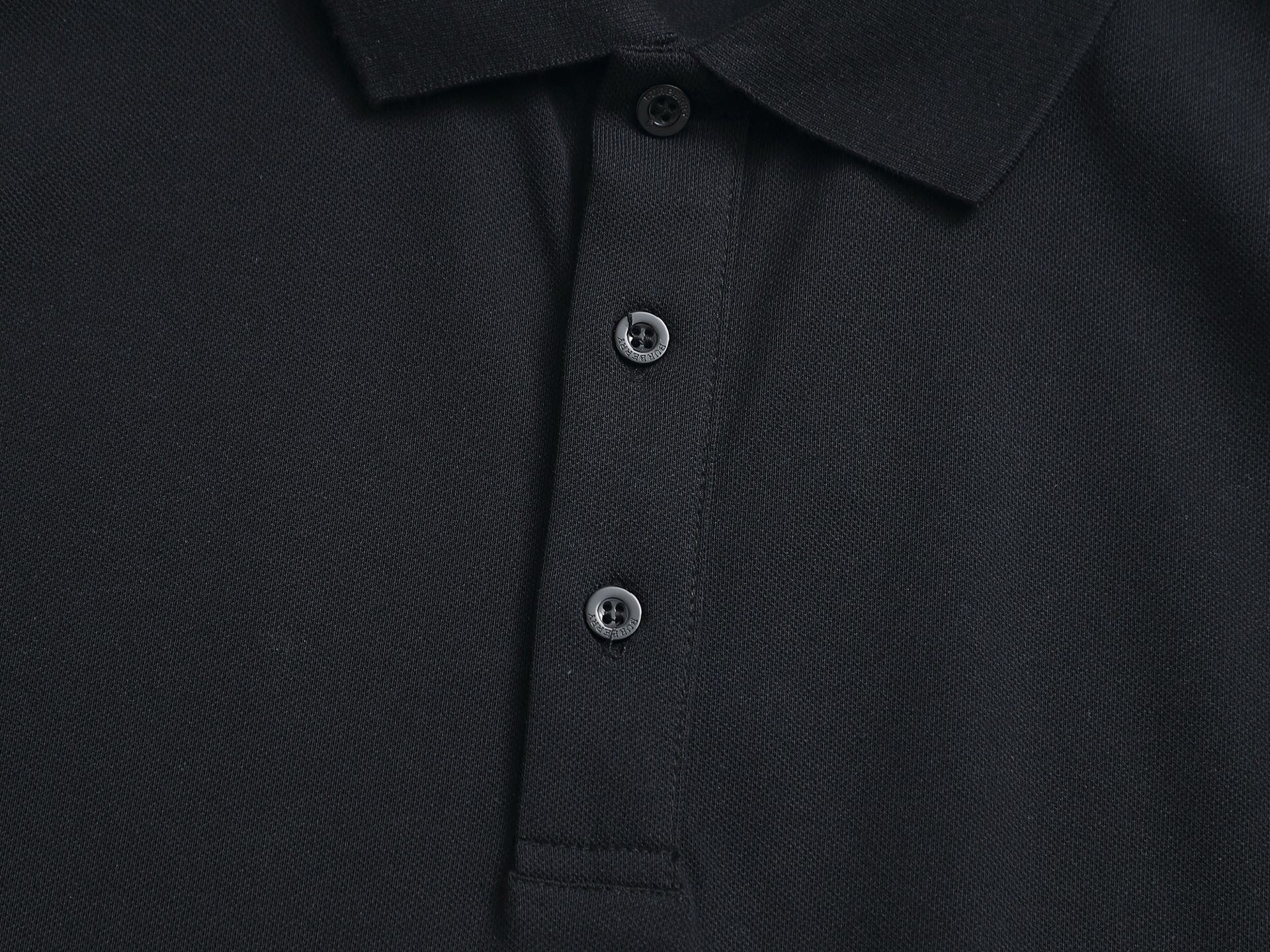 Bu's 2025 features a trendy wide collar and button-down polo shirt