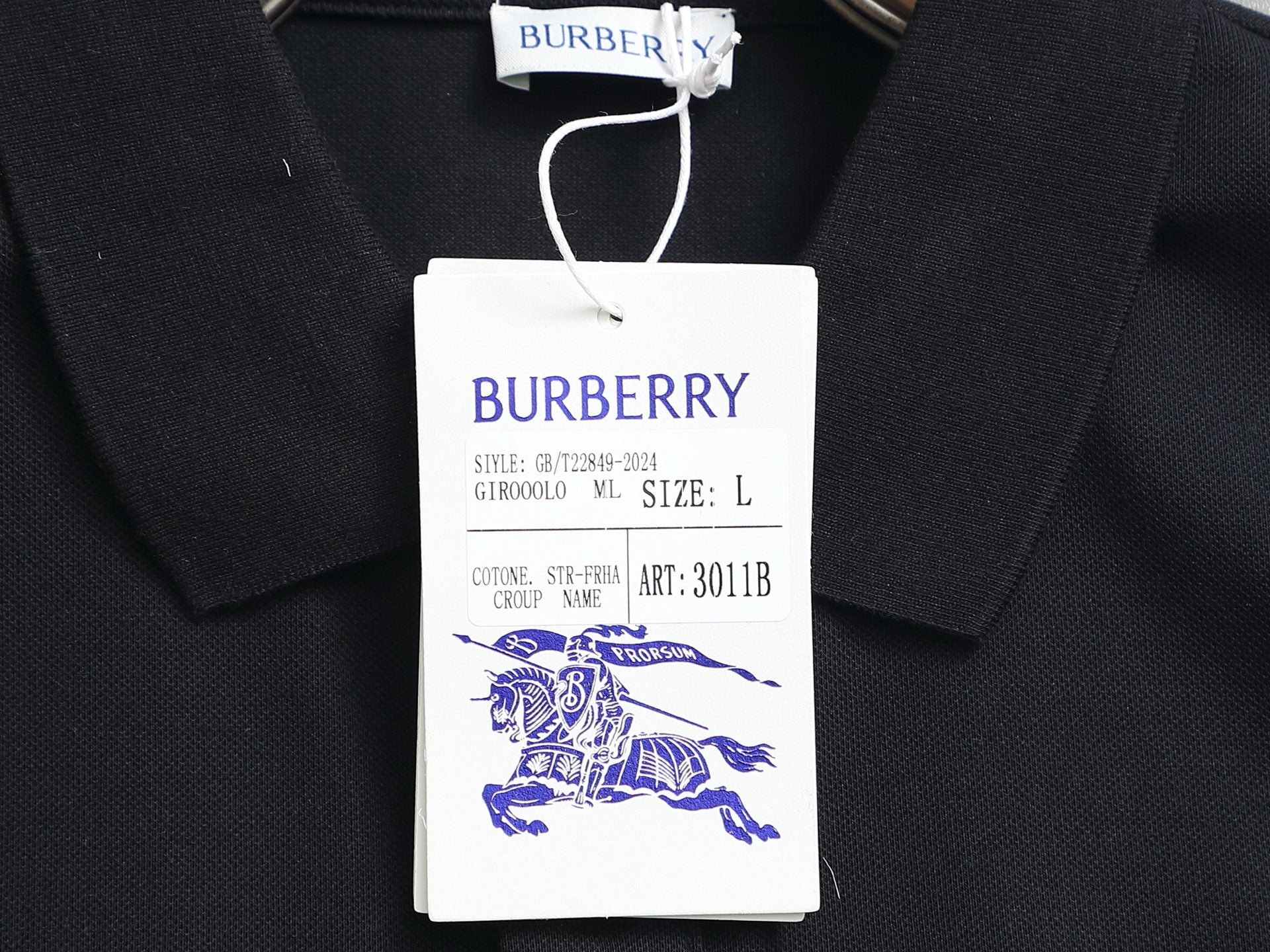 Bu's 2025 features a trendy wide collar and button-down polo shirt