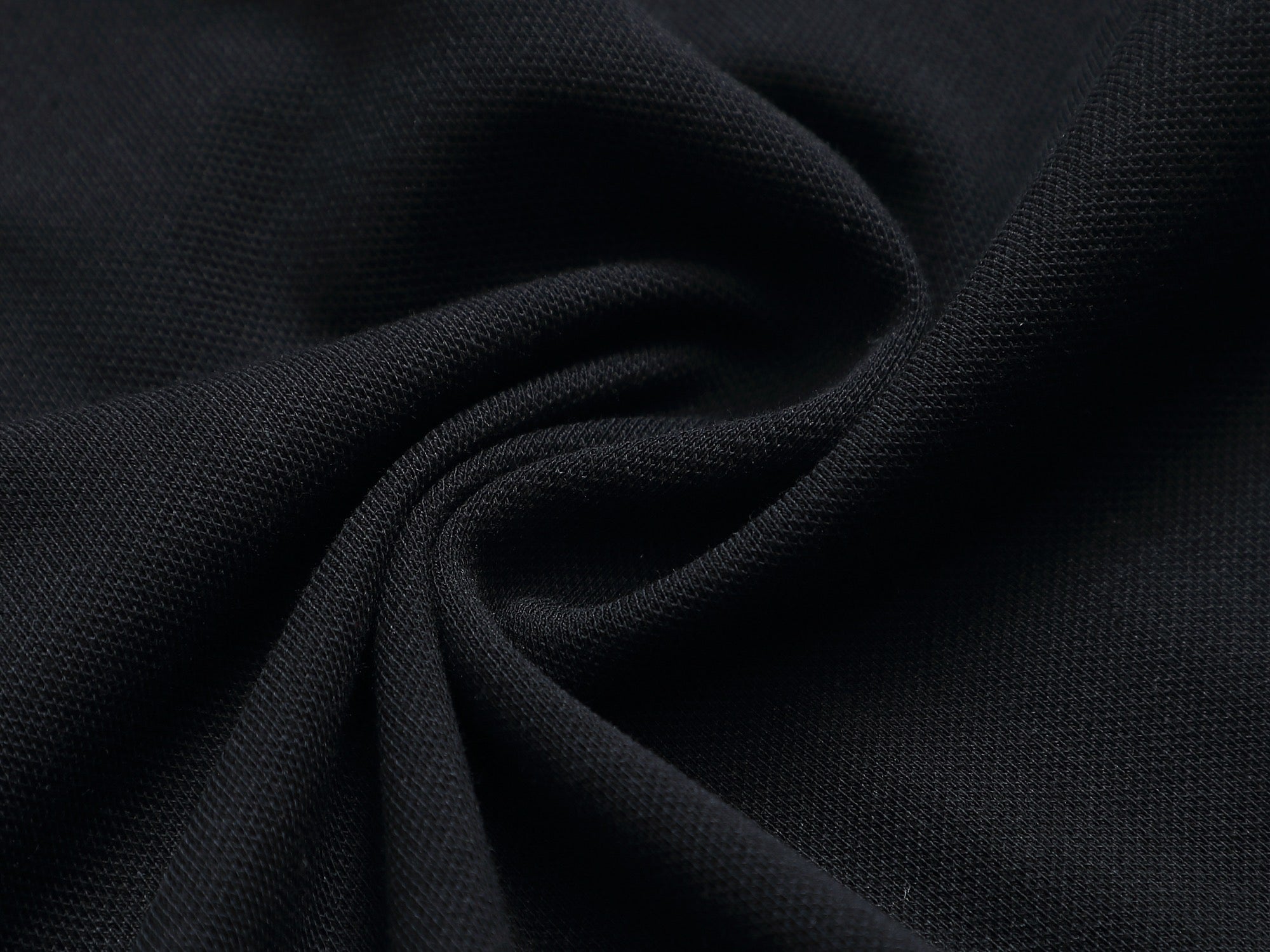 Bu's 2025 features a trendy wide collar and button-down polo shirt