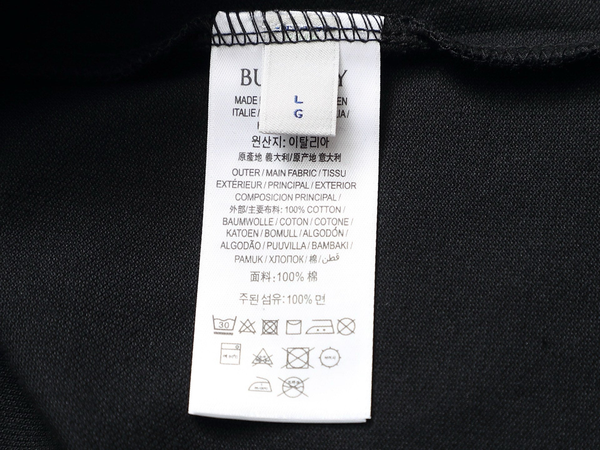 Bu's 2025 features a trendy wide collar and button-down polo shirt