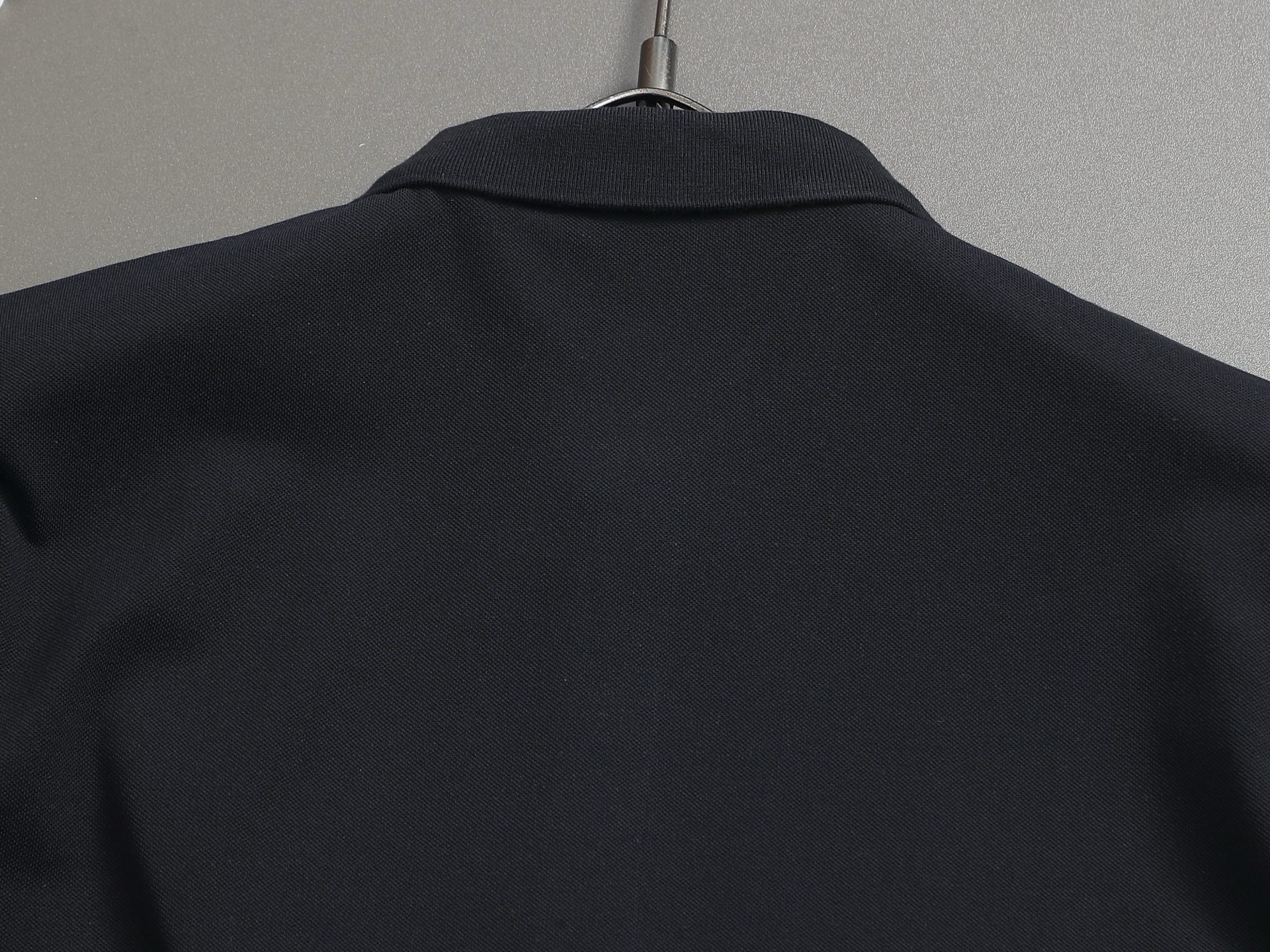 Bu's 2025 features a trendy wide collar and button-down polo shirt