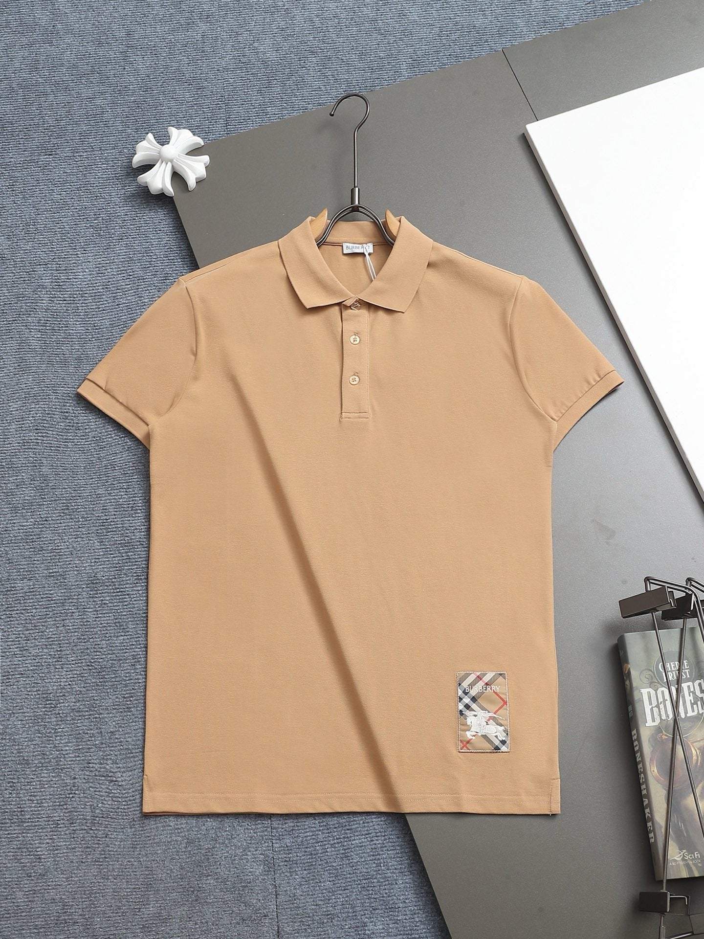 Bu's 2025 features a trendy wide collar and button-down polo shirt