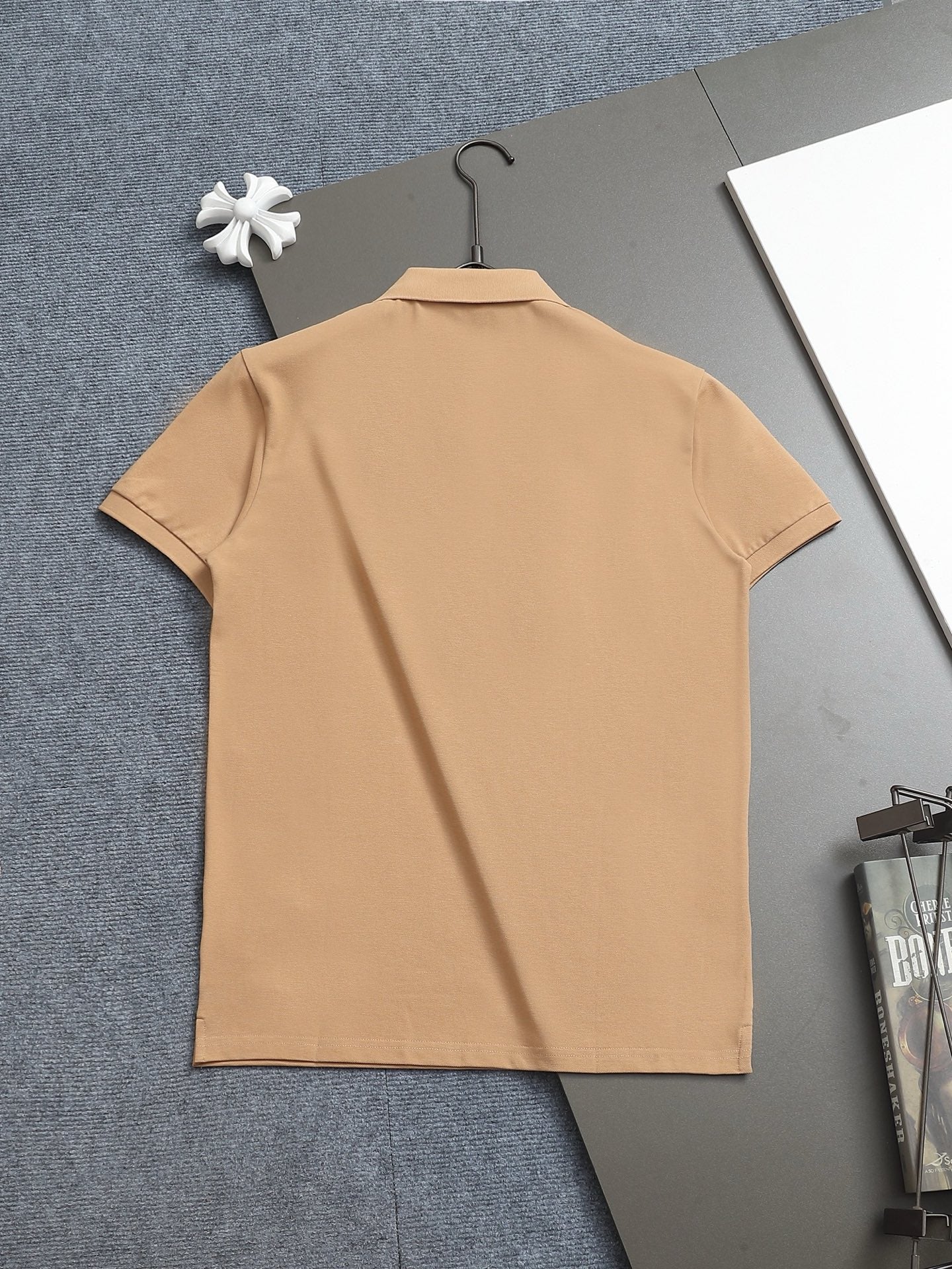 Bu's 2025 features a trendy wide collar and button-down polo shirt