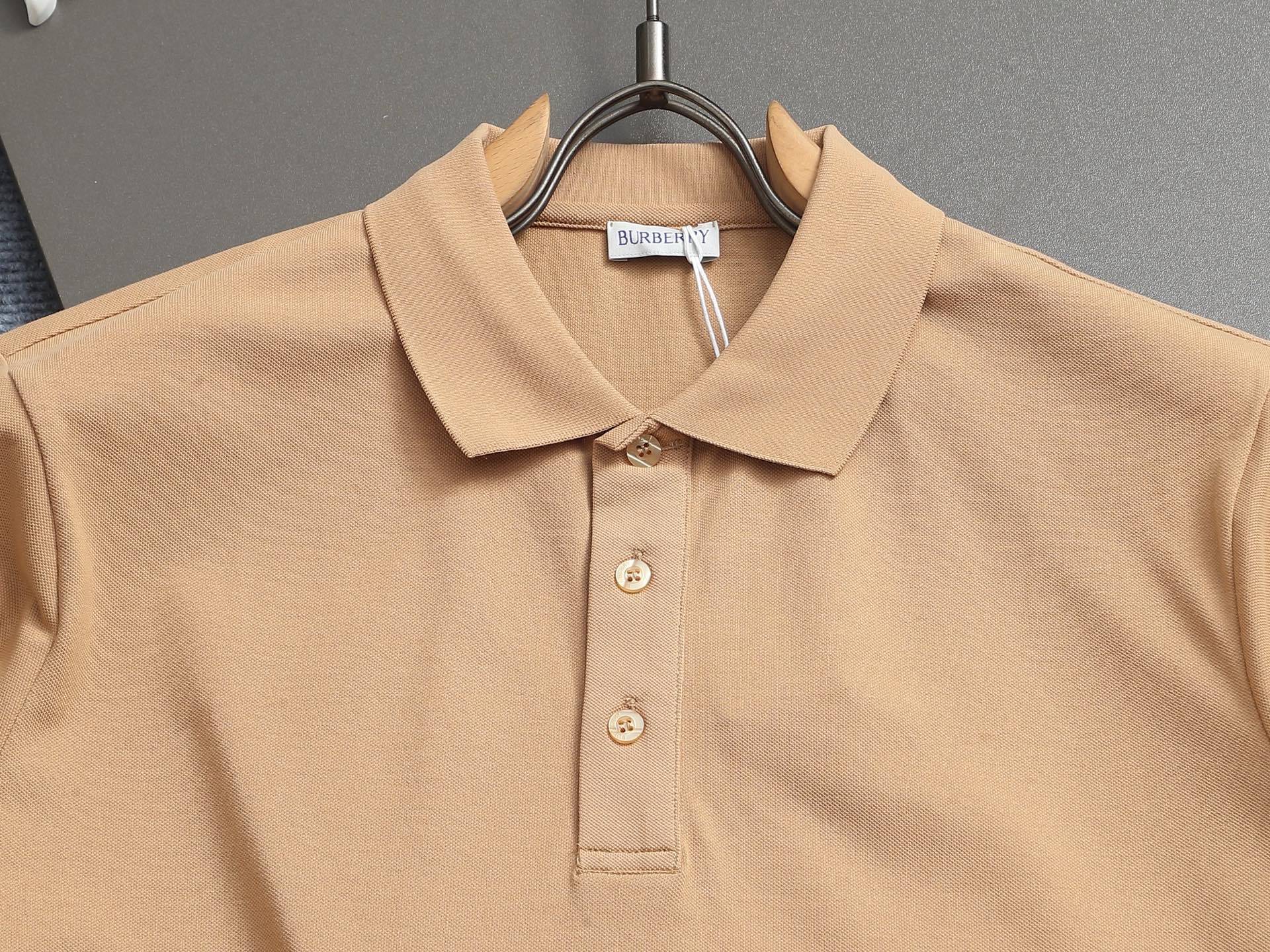 Bu's 2025 features a trendy wide collar and button-down polo shirt