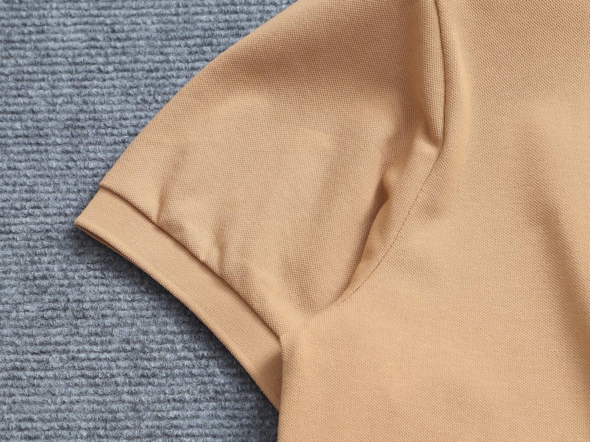 Bu's 2025 features a trendy wide collar and button-down polo shirt