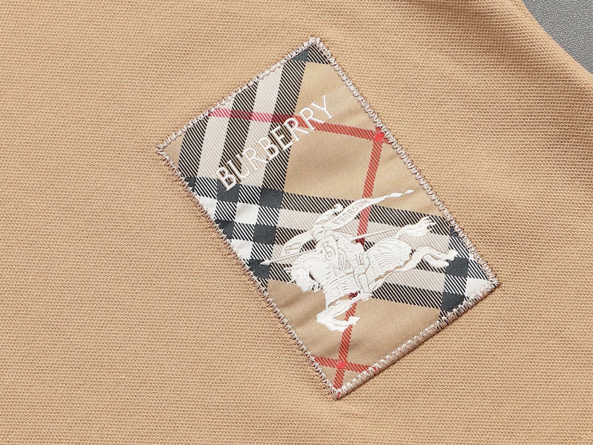 Bu's 2025 features a trendy wide collar and button-down polo shirt
