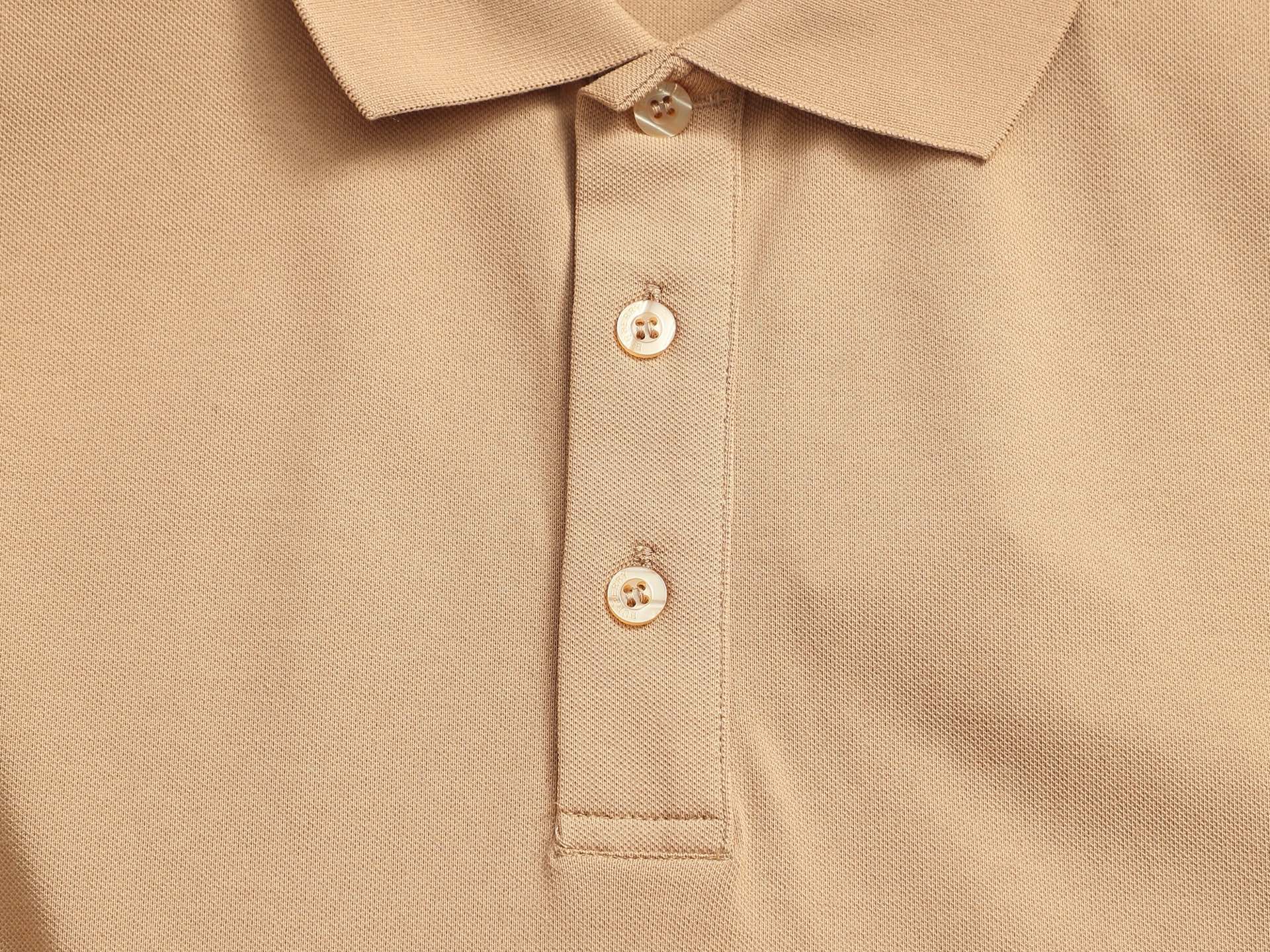 Bu's 2025 features a trendy wide collar and button-down polo shirt