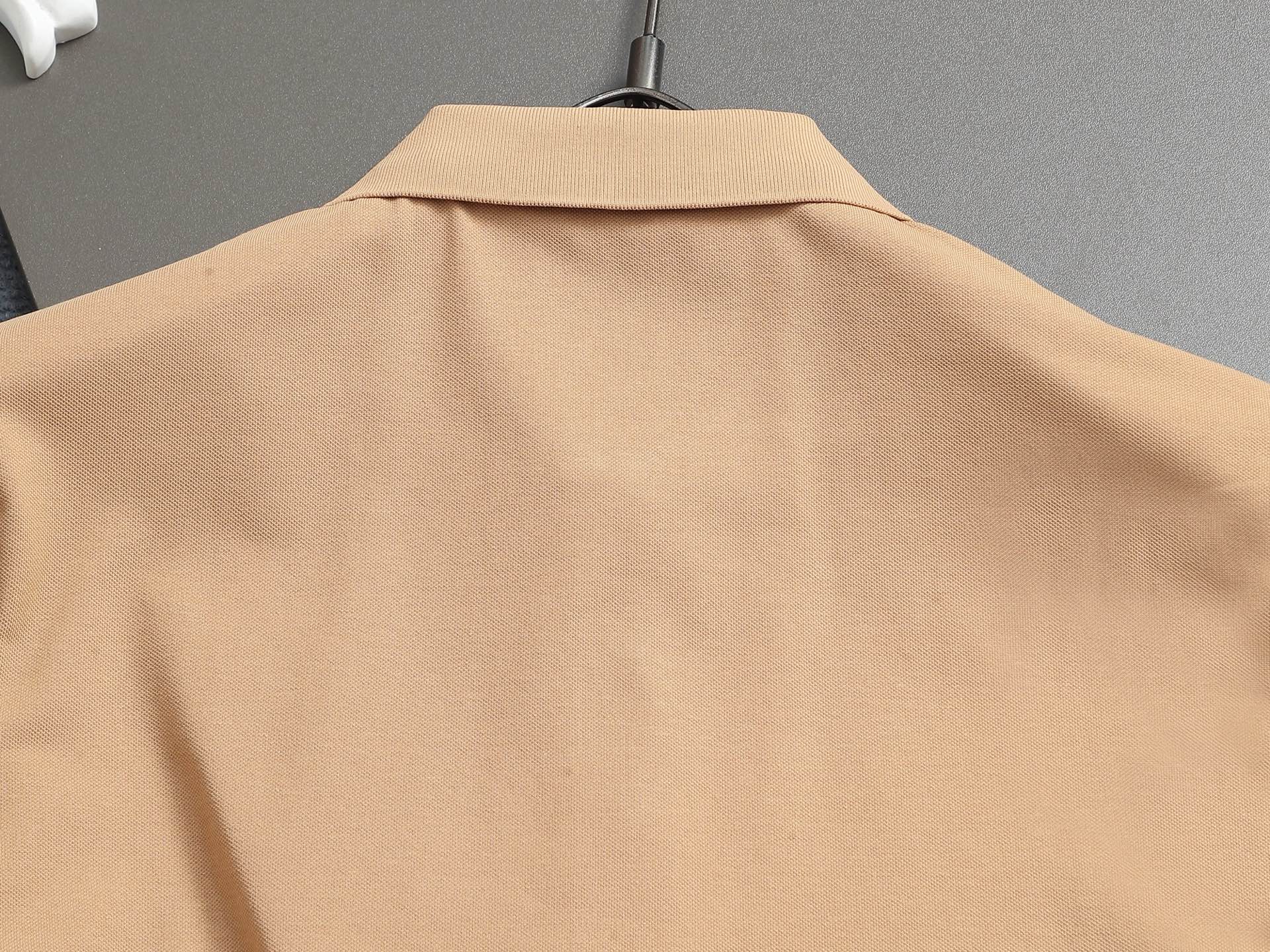 Bu's 2025 features a trendy wide collar and button-down polo shirt