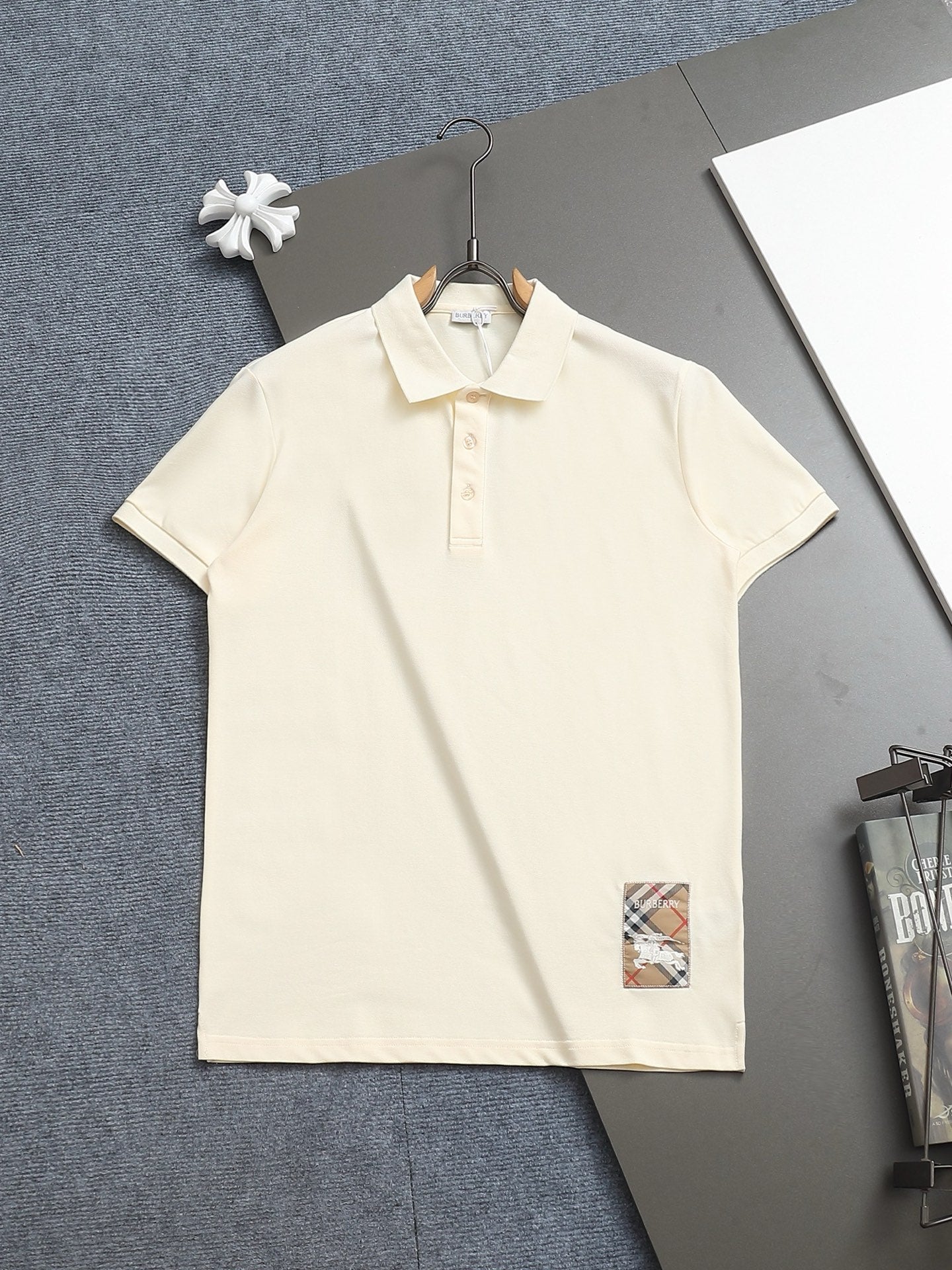 Bu's 2025 features a trendy wide collar and button-down polo shirt