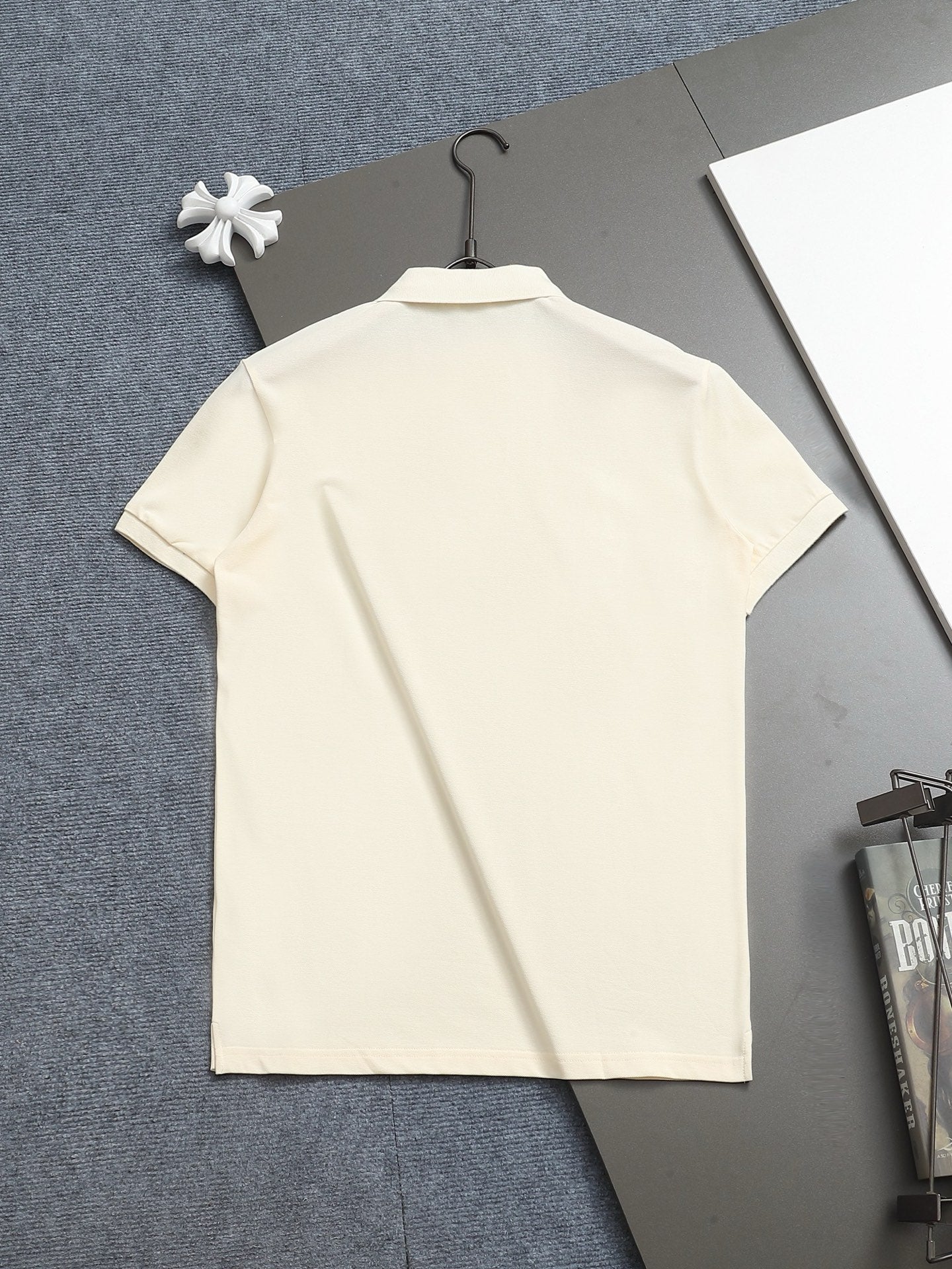 Bu's 2025 features a trendy wide collar and button-down polo shirt